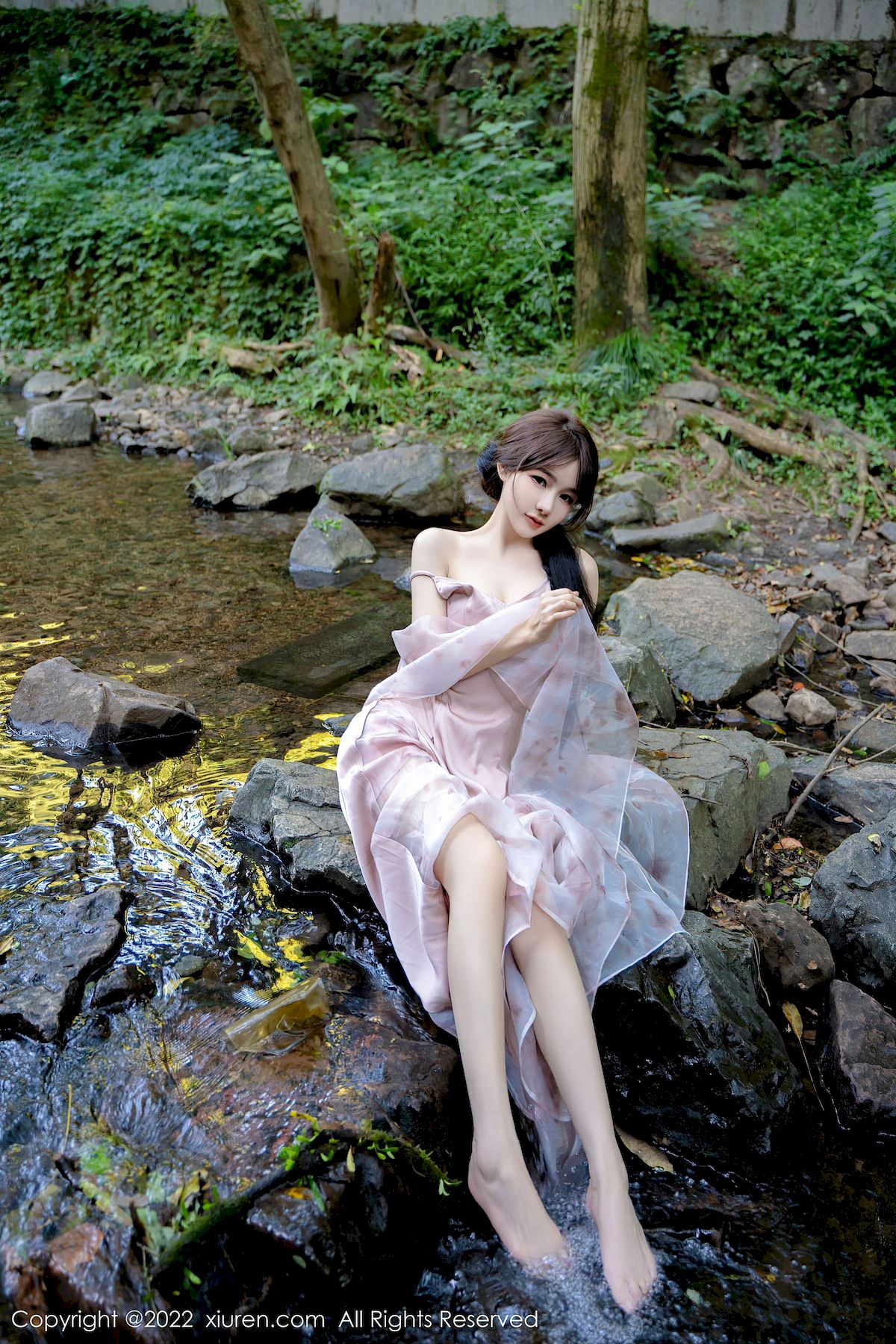 婠婠么 - 淡紫色吊裙+曼妙身材性感写真