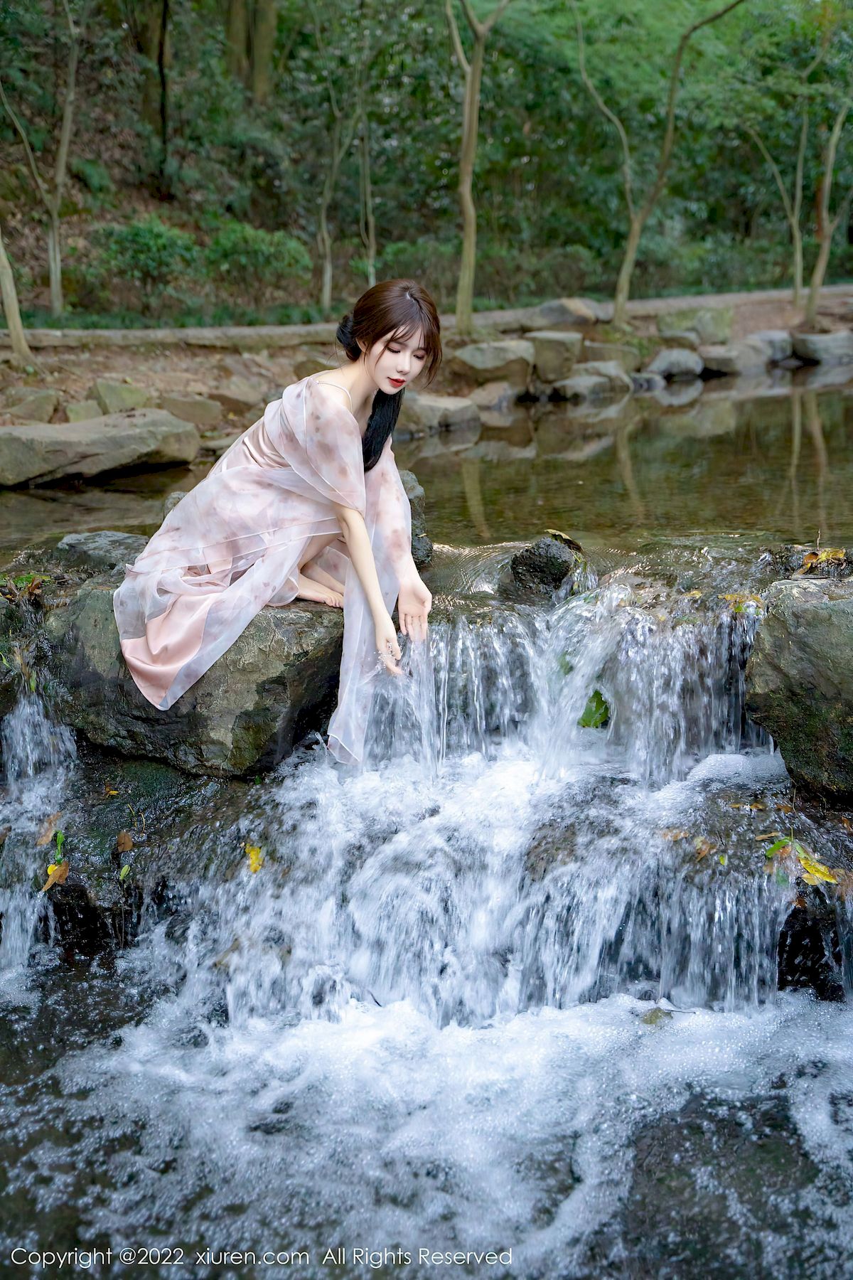婠婠么 - 淡紫色吊裙+曼妙身材性感写真