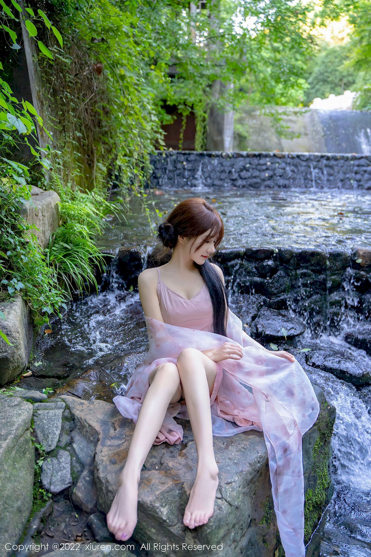 婠婠么 - 淡紫色吊裙+曼妙身材性感写真