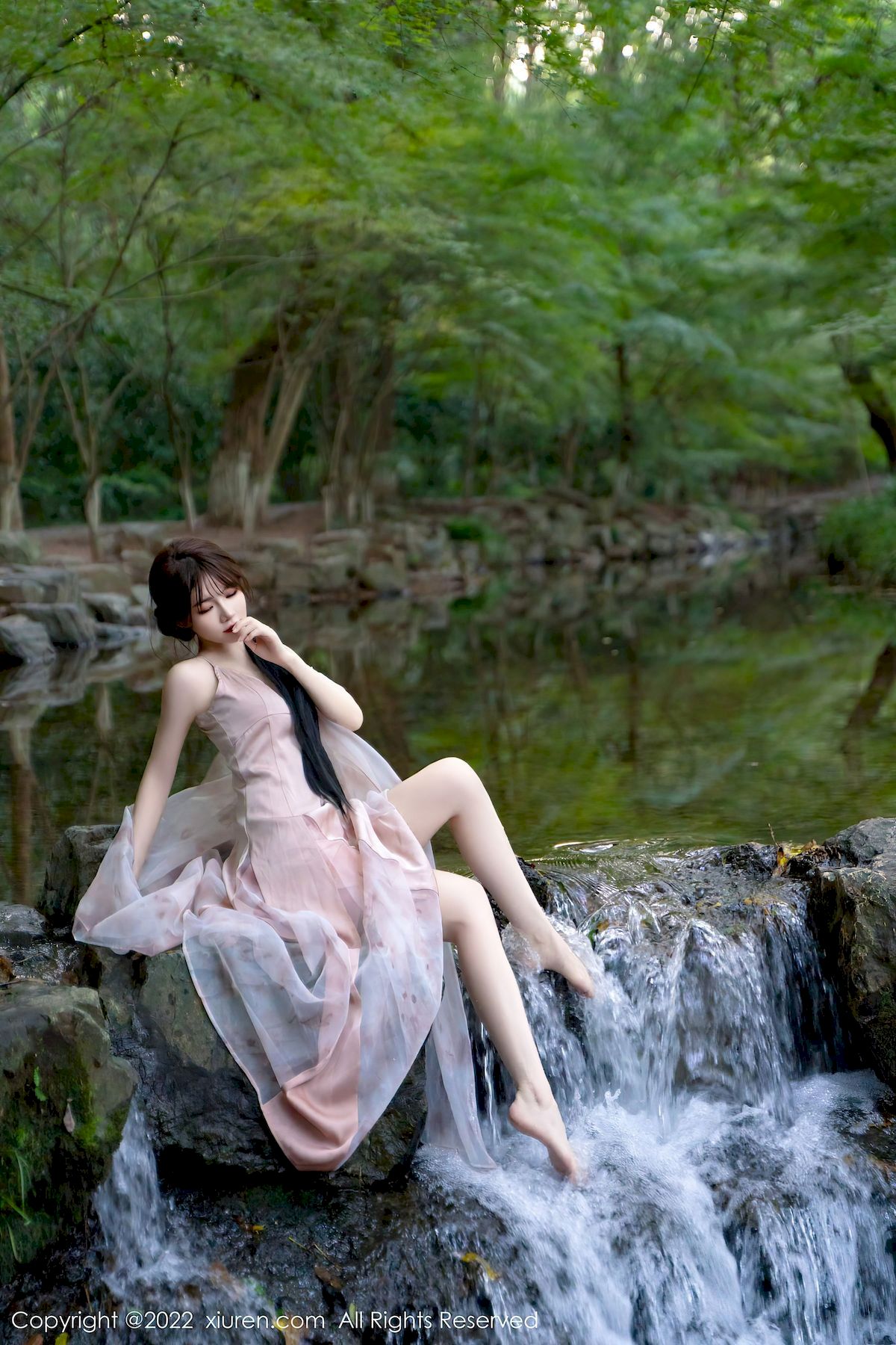 婠婠么 - 淡紫色吊裙+曼妙身材性感写真