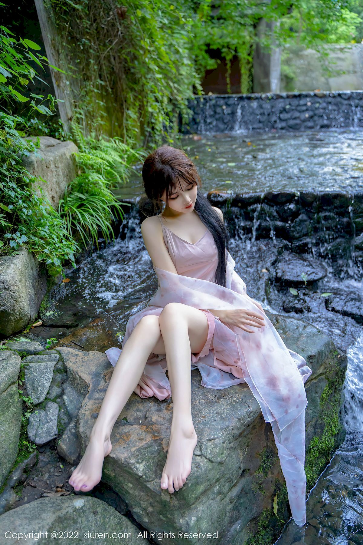 婠婠么 - 淡紫色吊裙+曼妙身材性感写真