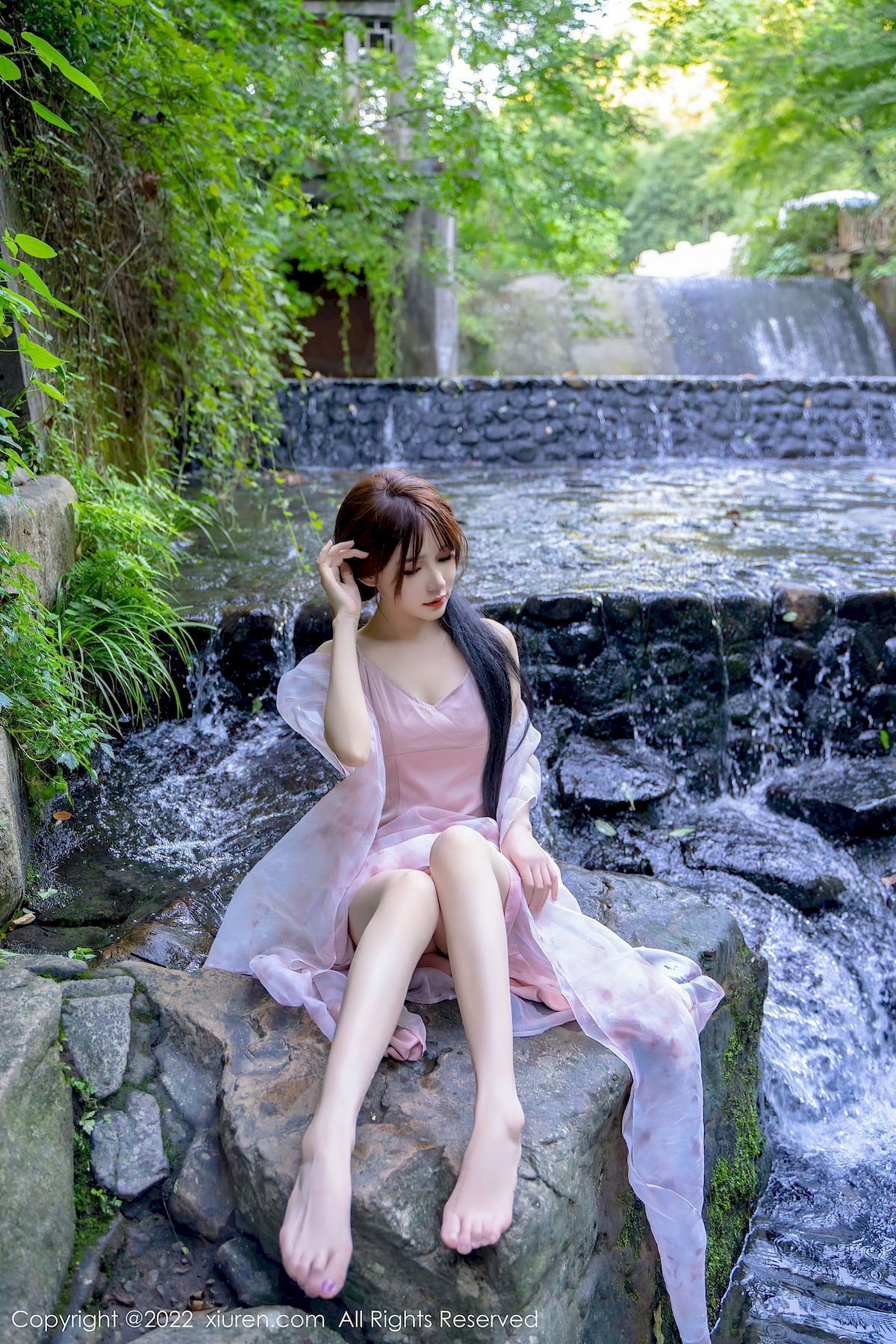 婠婠么 - 淡紫色吊裙+曼妙身材性感写真