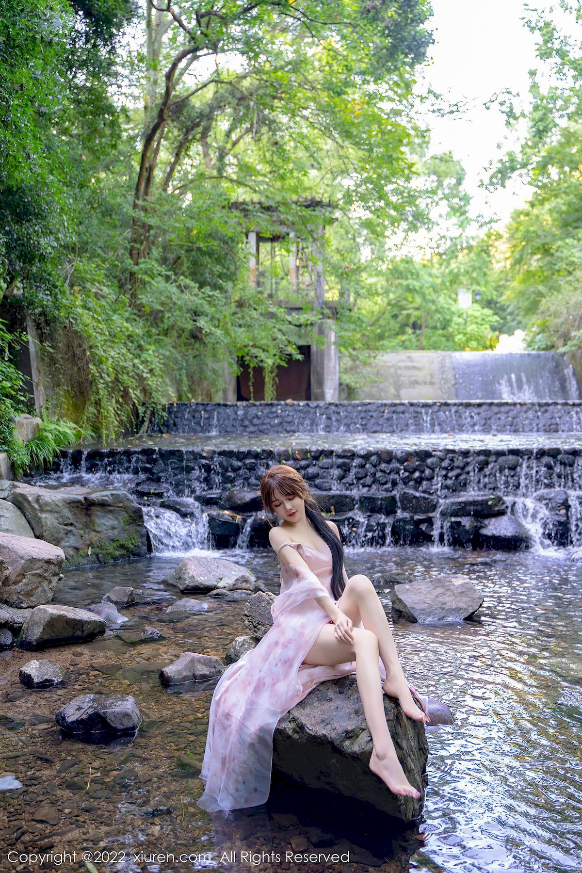 婠婠么 - 淡紫色吊裙+曼妙身材性感写真