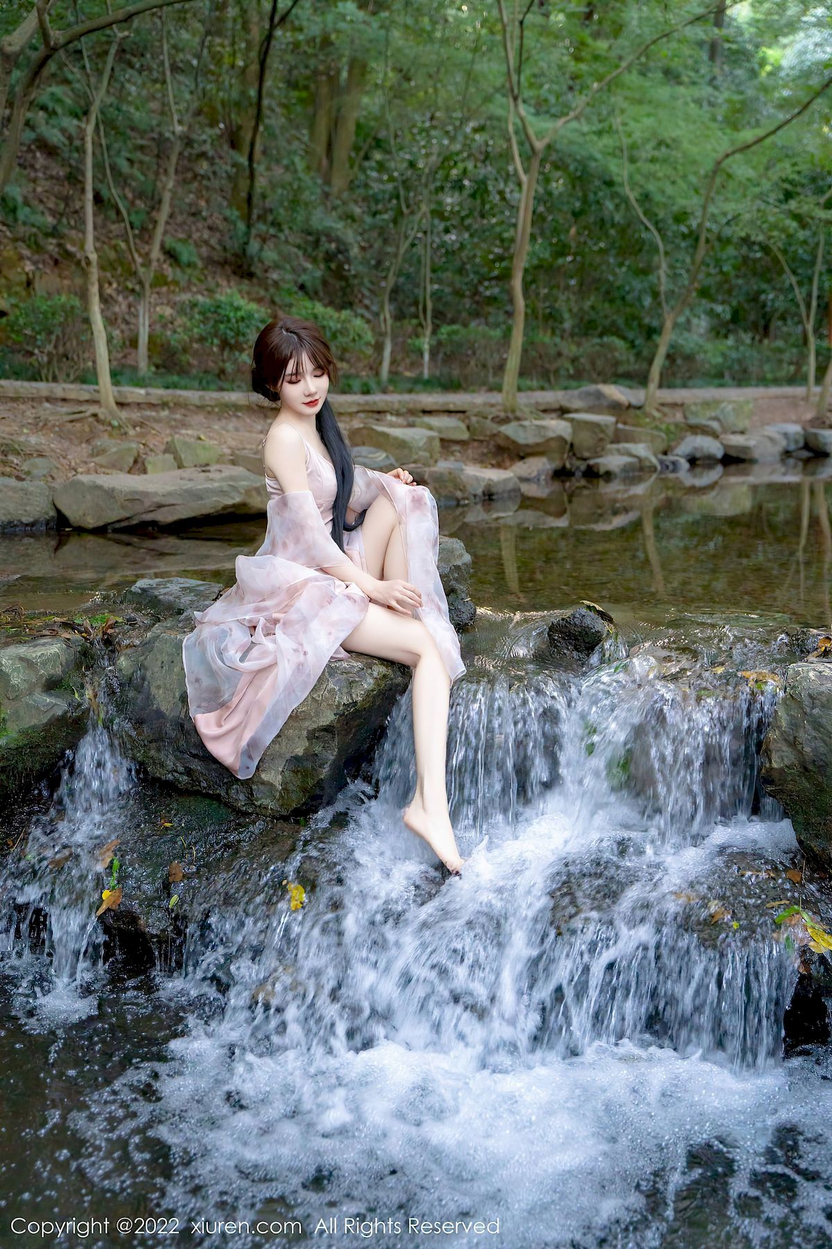 婠婠么 - 淡紫色吊裙+曼妙身材性感写真