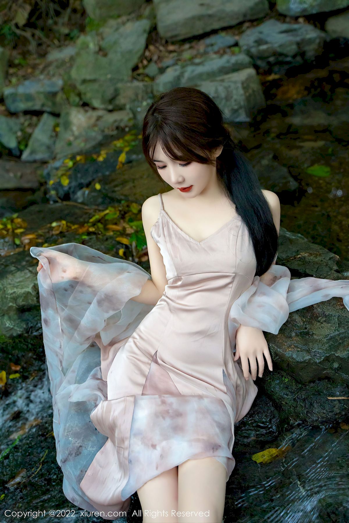 婠婠么 - 淡紫色吊裙+曼妙身材性感写真