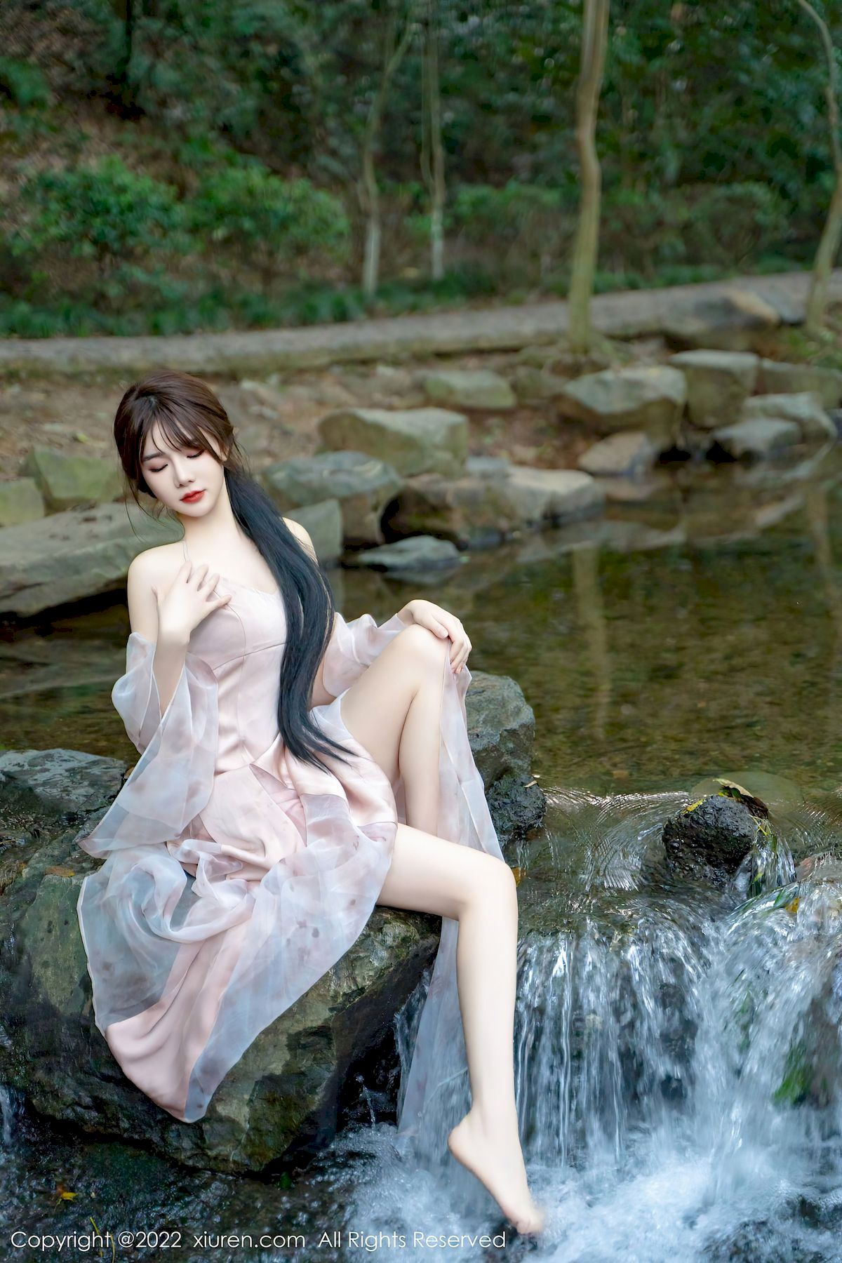 婠婠么 - 淡紫色吊裙+曼妙身材性感写真