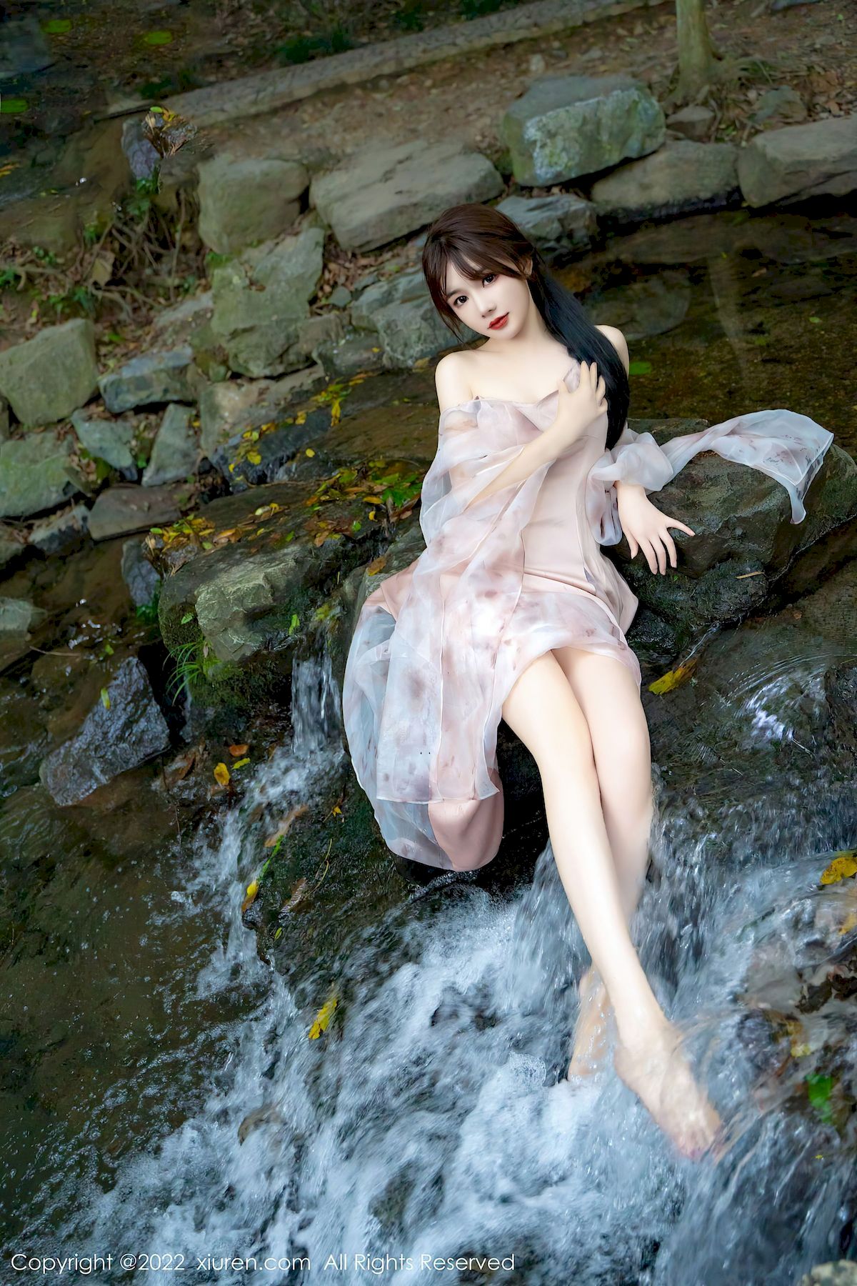 婠婠么 - 淡紫色吊裙+曼妙身材性感写真