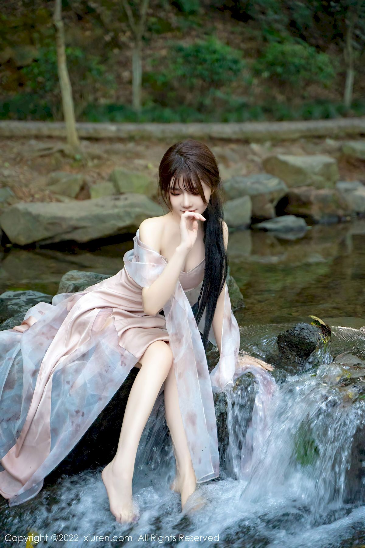 婠婠么 - 淡紫色吊裙+曼妙身材性感写真