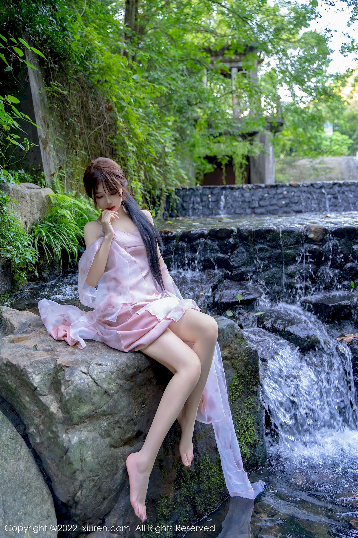 婠婠么 - 淡紫色吊裙+曼妙身材性感写真