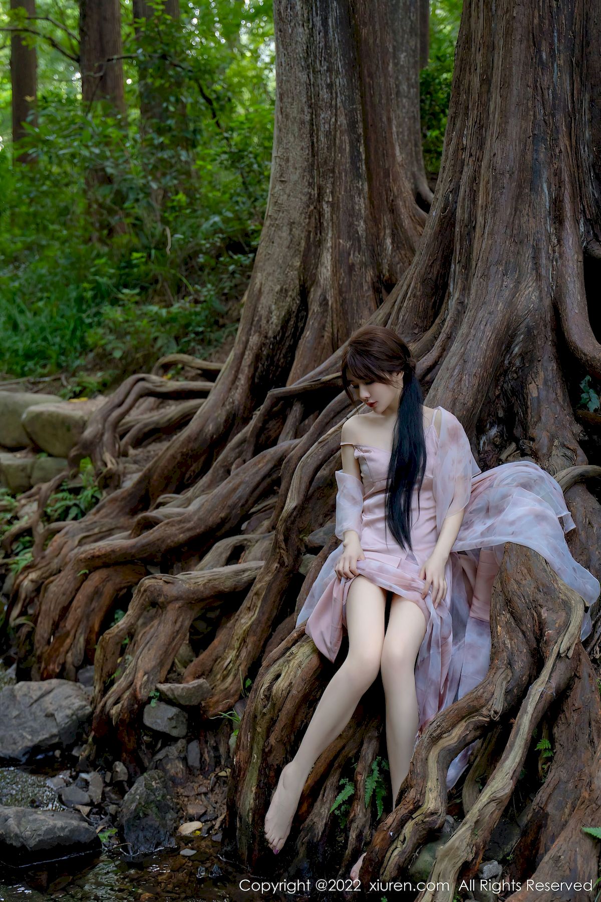 婠婠么 - 淡紫色吊裙+曼妙身材性感写真