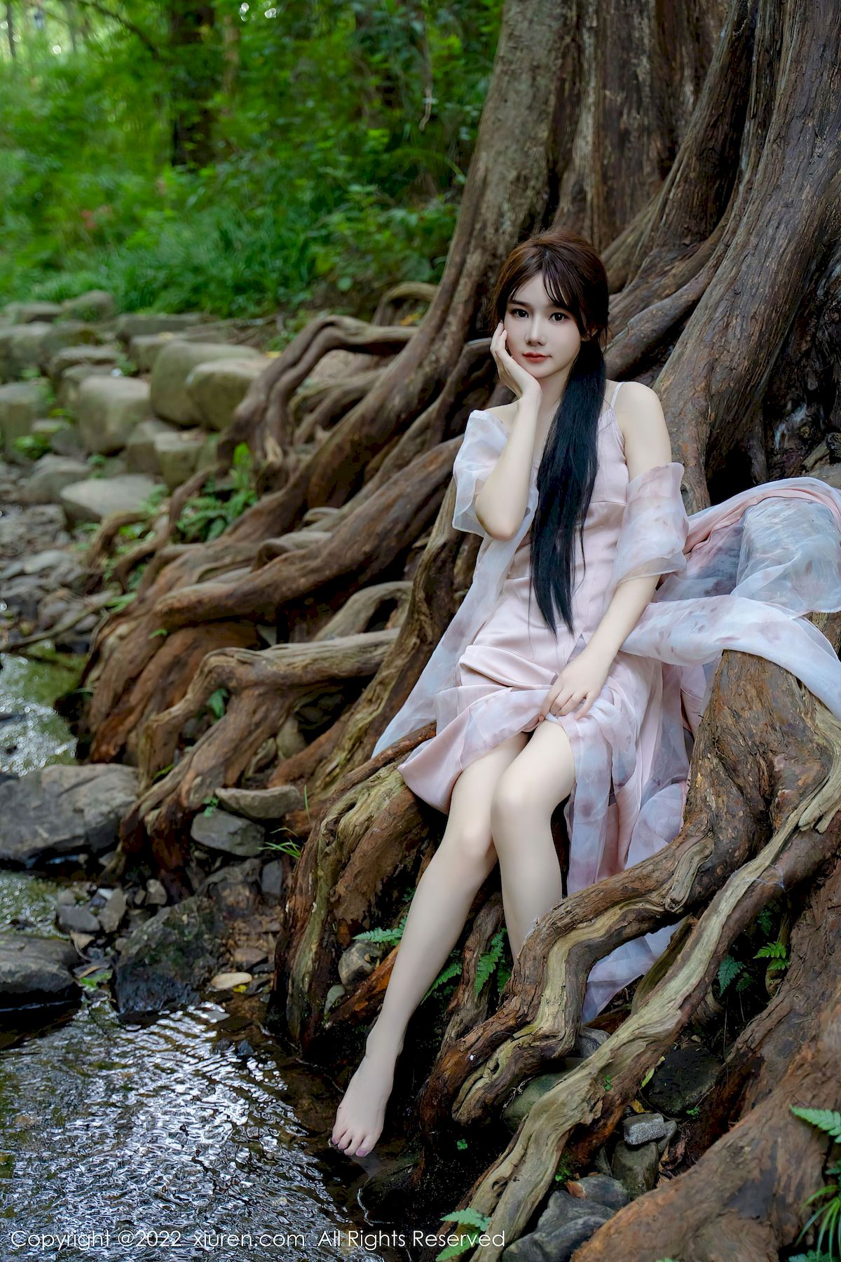 婠婠么 - 淡紫色吊裙+曼妙身材性感写真