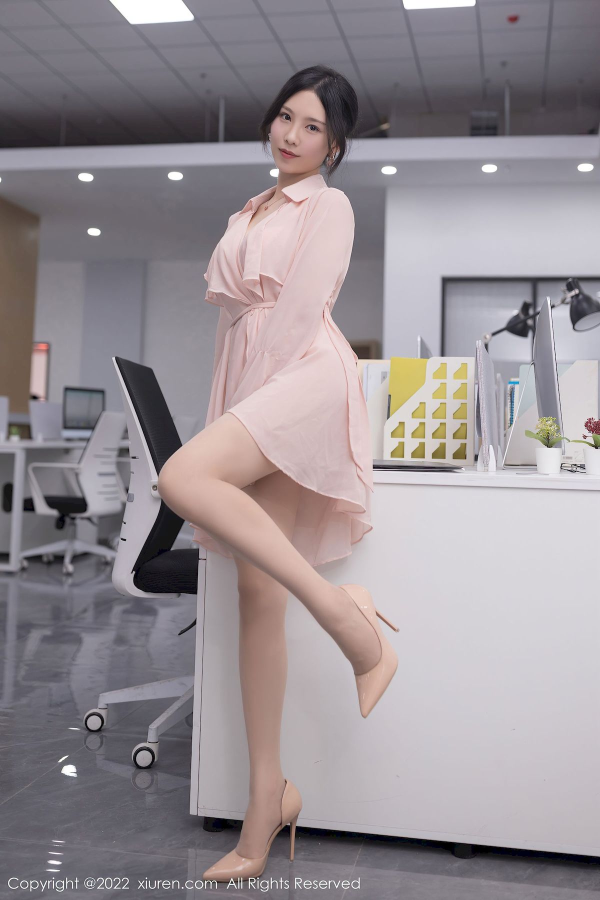 模特利世 - 粉色连衣裙+职场OL装扮性感写真