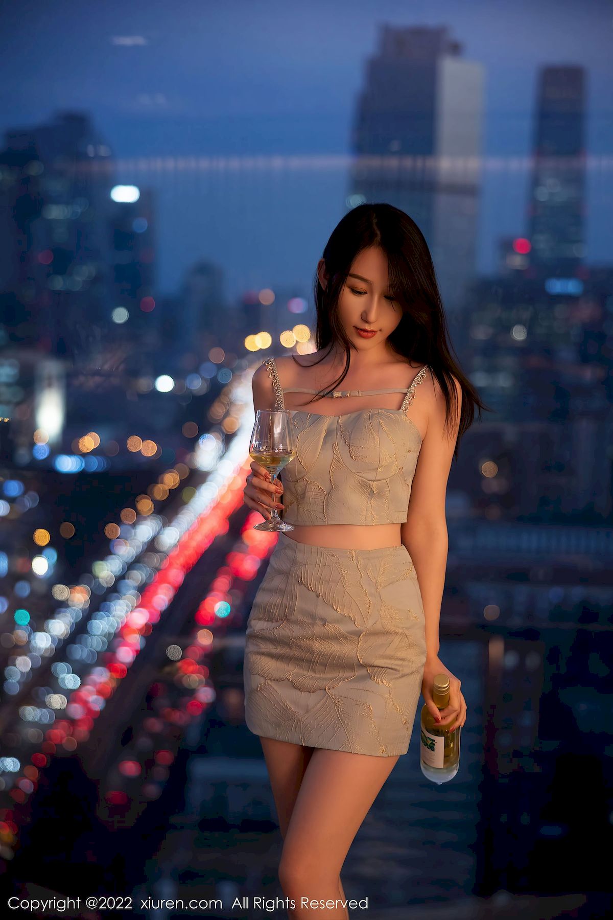 薇薇酱 - 白色服饰+原色丝袜性感写真
