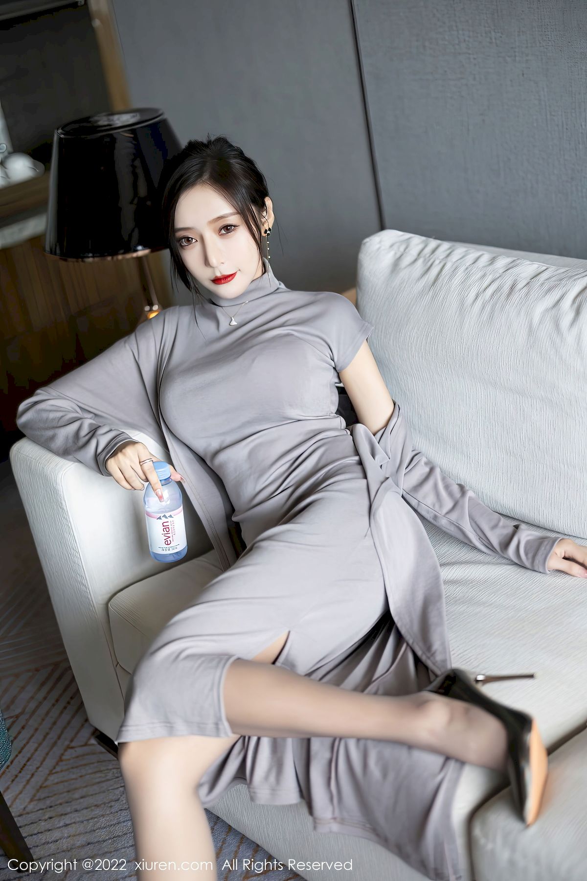 王馨瑶yanni - 灰色长裙+黑丝美腿性感写真