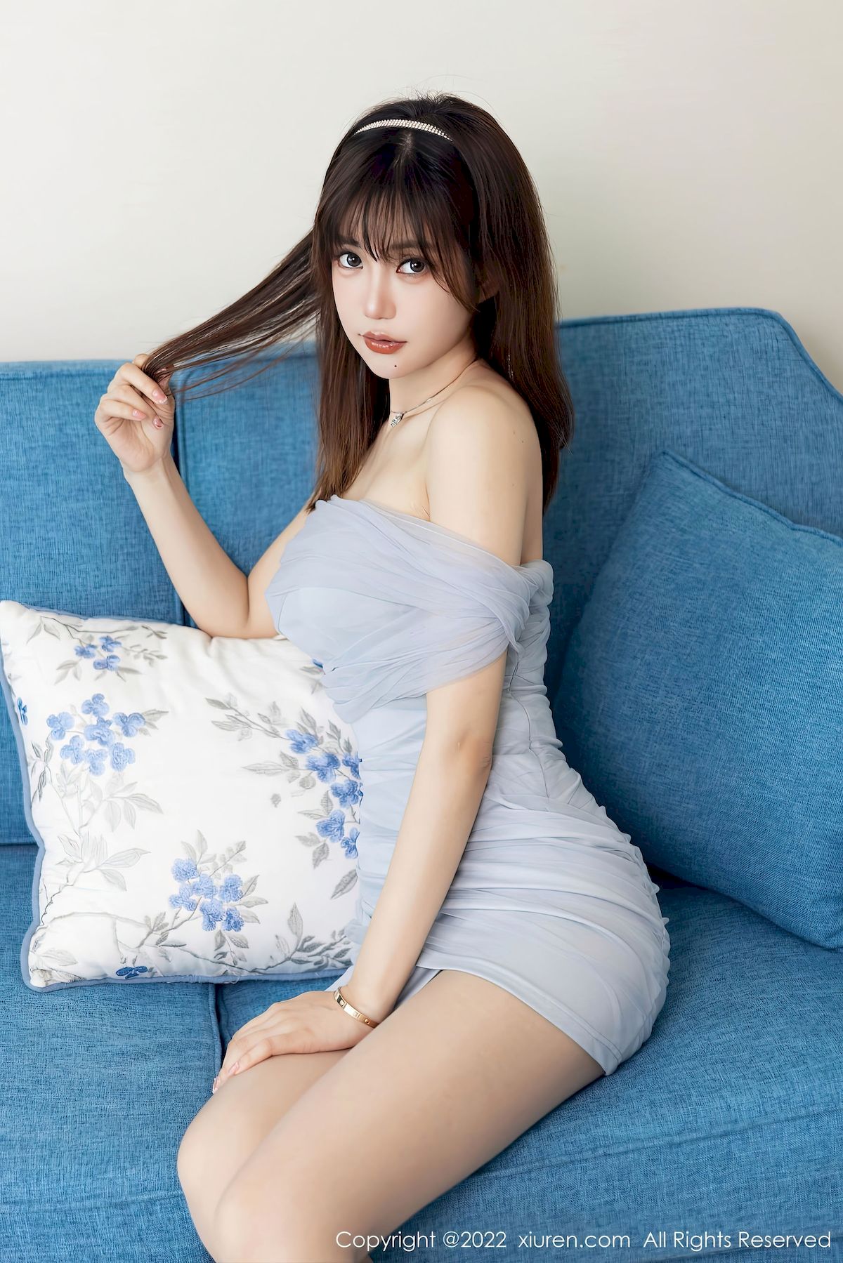 绮里嘉ula - 浅灰连衣短裙+原色丝袜性感写真