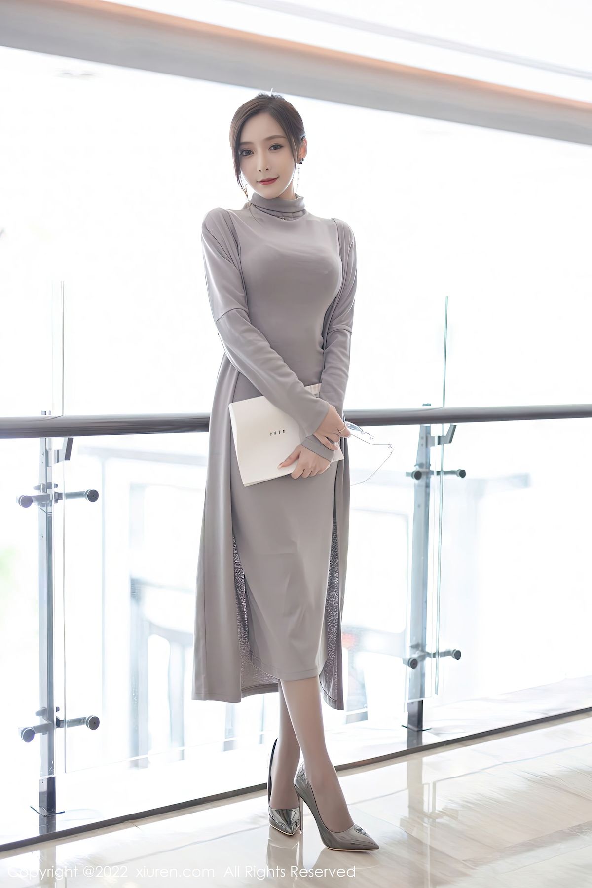 王馨瑶yanni - 灰色长裙+黑丝美腿性感写真
