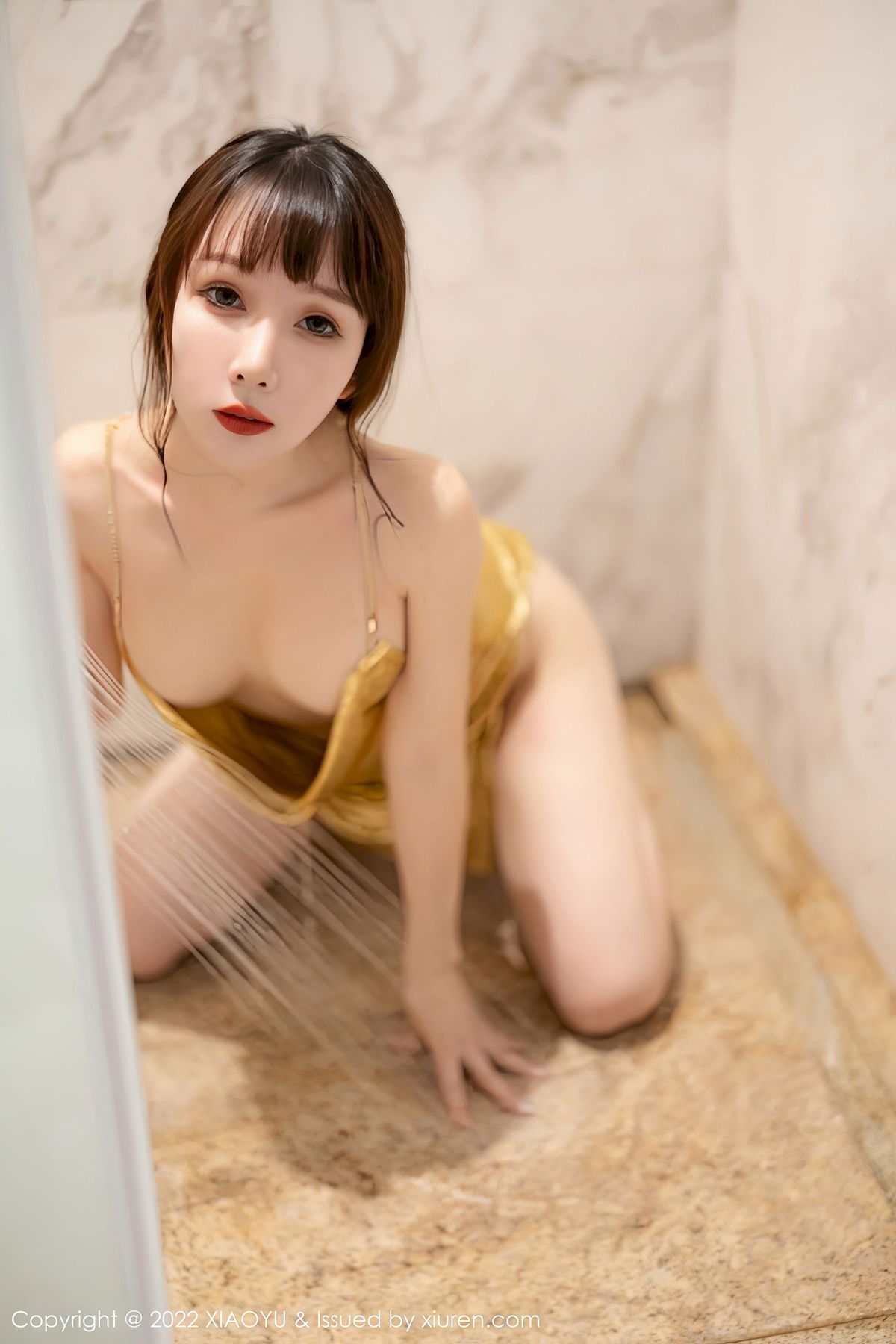 波巧酱 - 金色吊裙+泳池场景性感写真