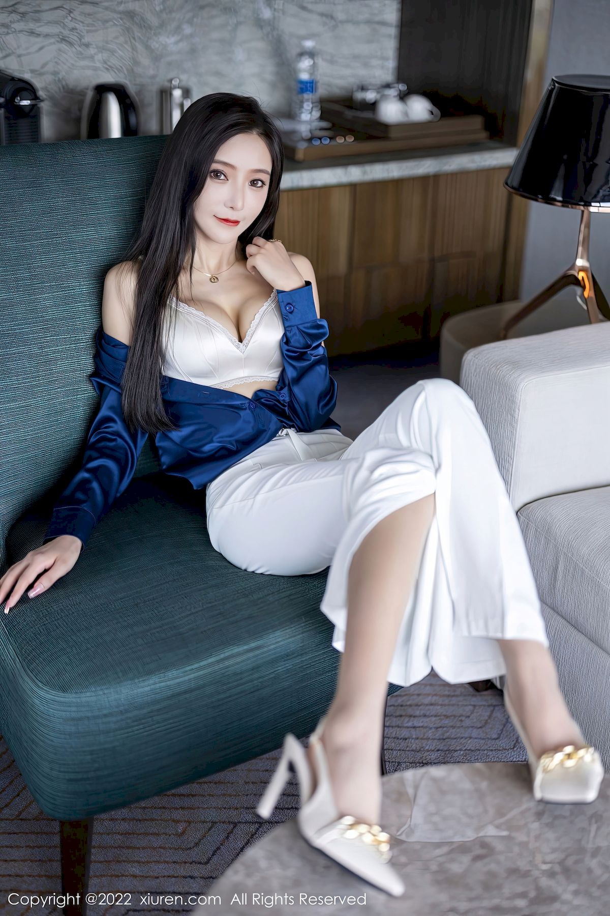 王馨瑶 - 蓝色上衣+简约白色长裤性感写真