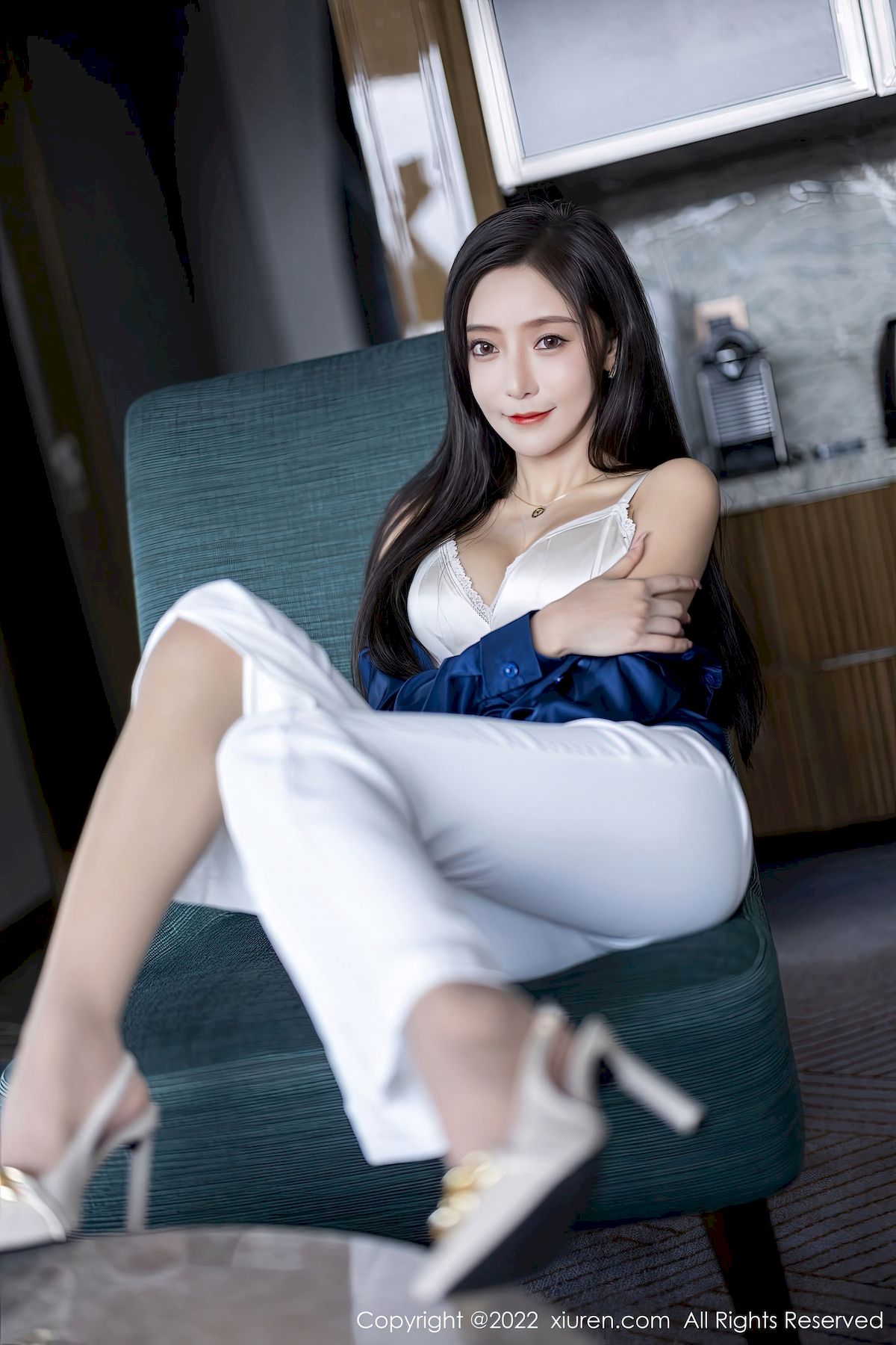 王馨瑶 - 蓝色上衣+简约白色长裤性感写真