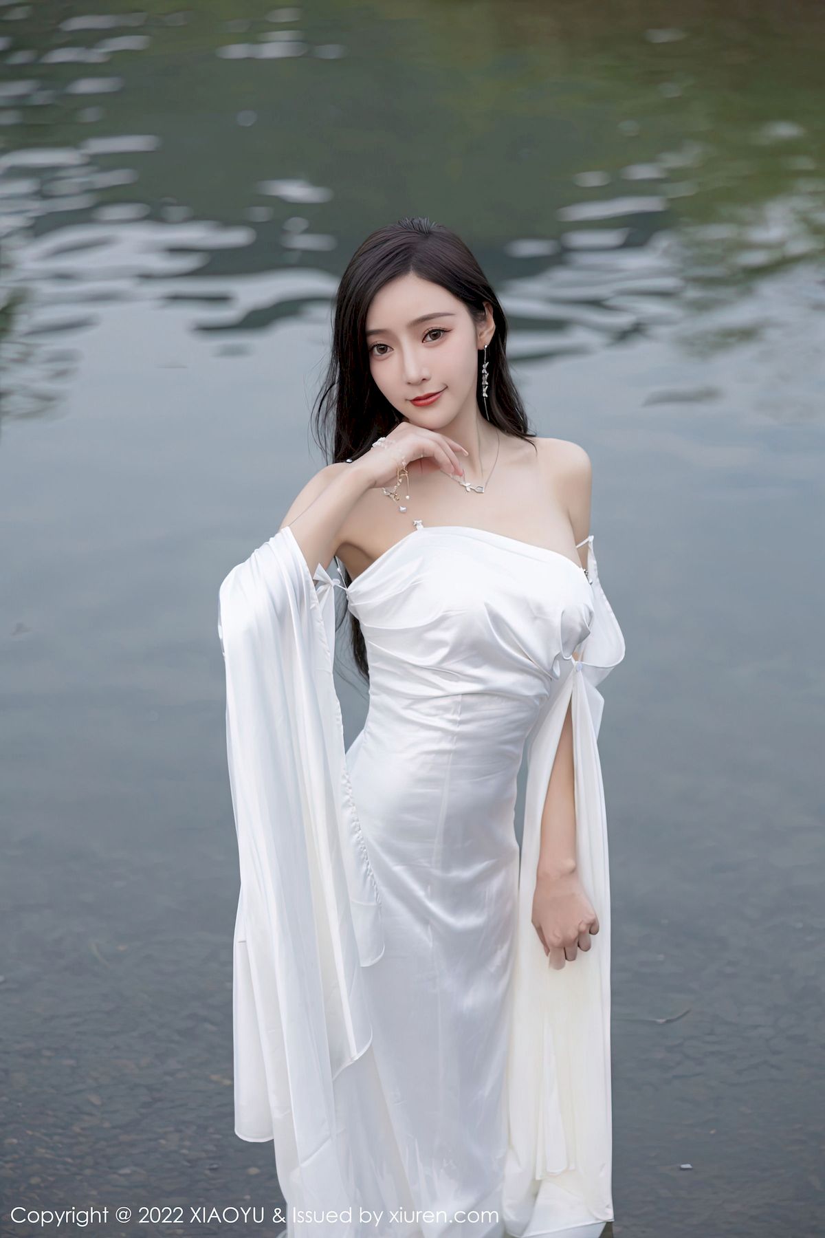 王馨瑶yanni - 白色露肩长裙+户外场景杭州旅拍