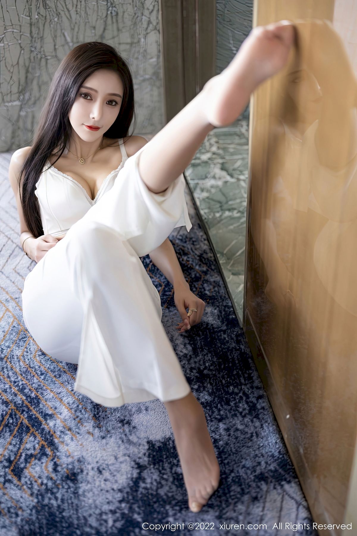 王馨瑶 - 蓝色上衣+简约白色长裤性感写真