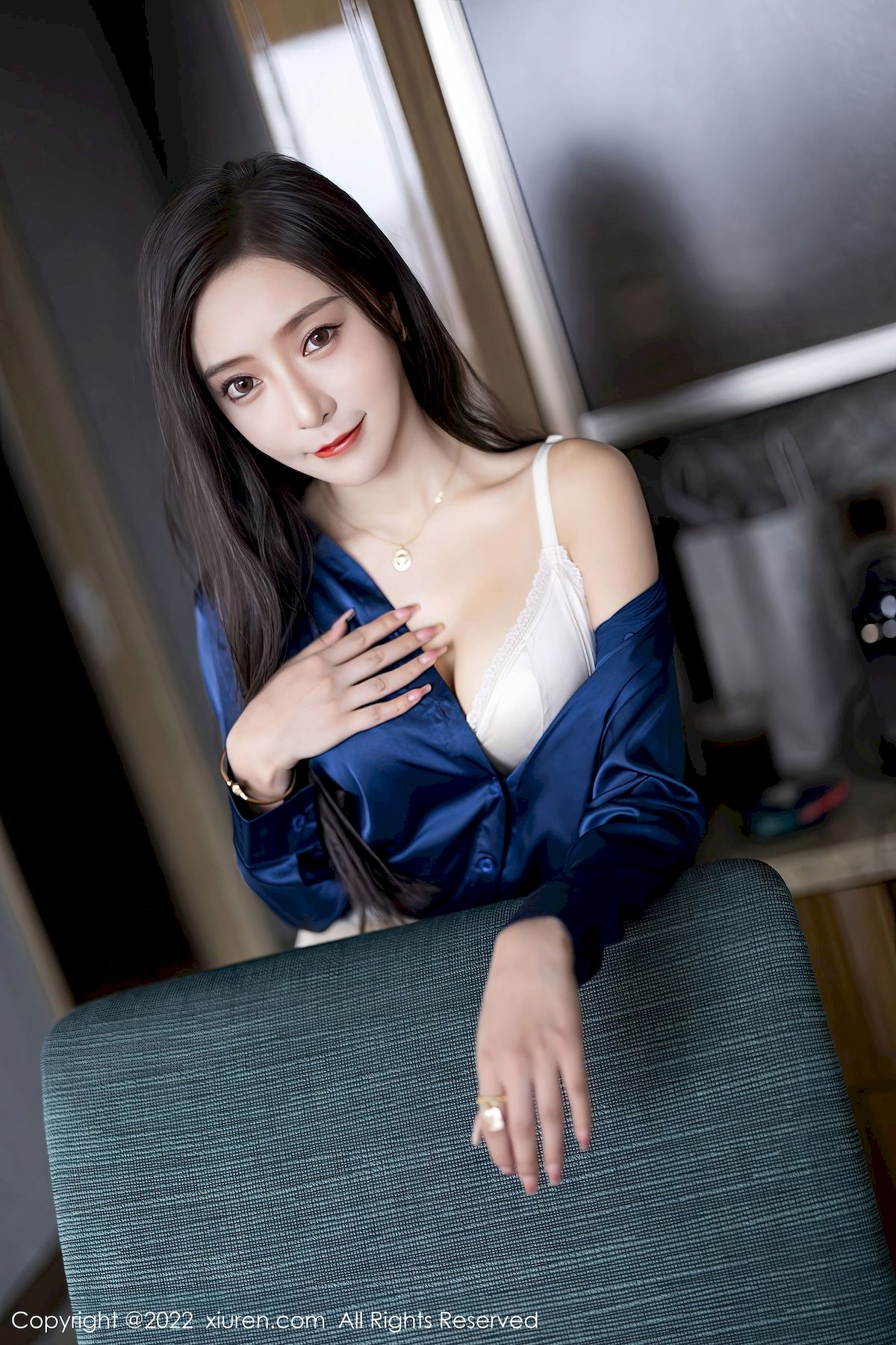 王馨瑶 - 蓝色上衣+简约白色长裤性感写真