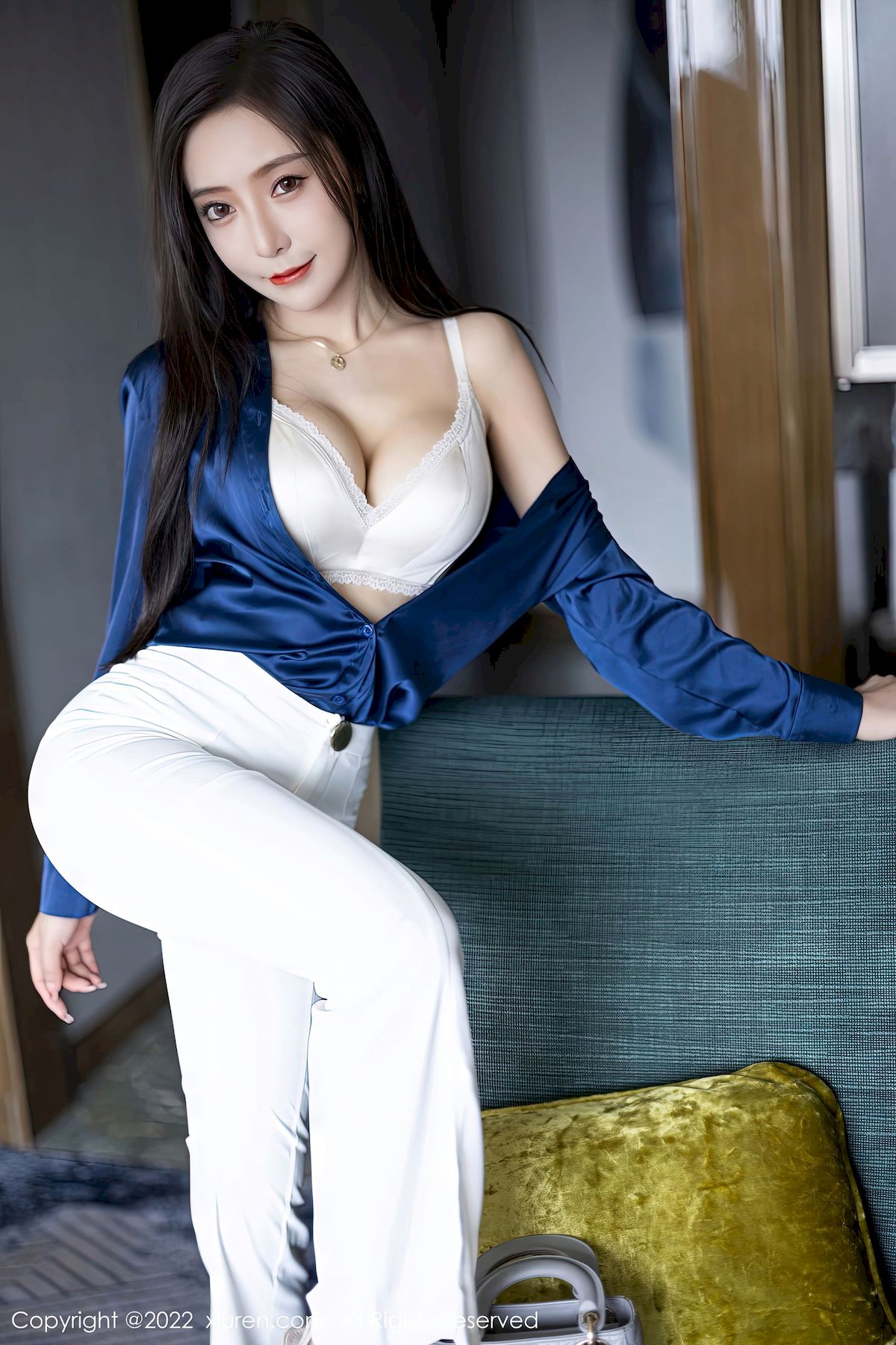 王馨瑶 - 蓝色上衣+简约白色长裤性感写真
