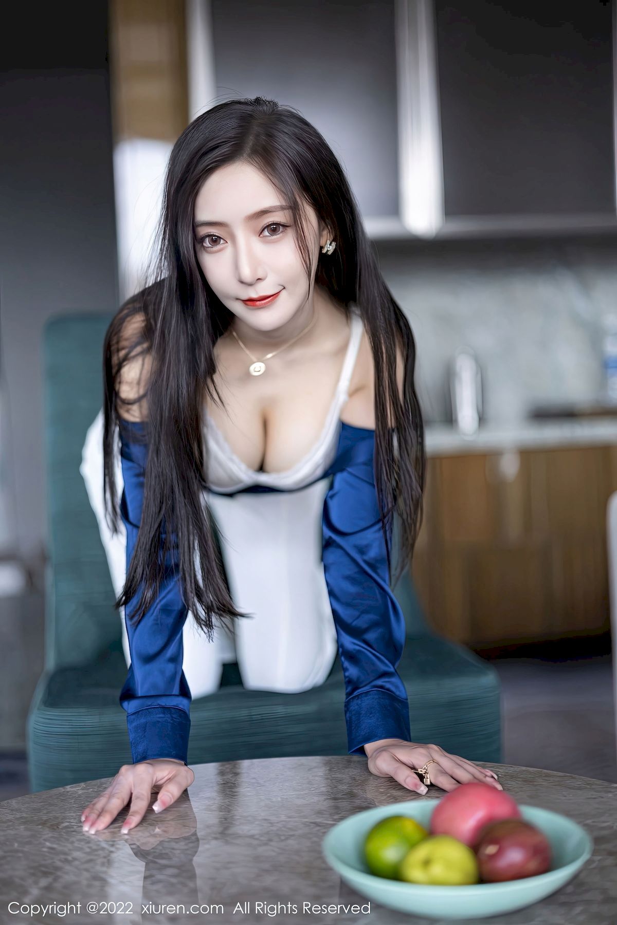 王馨瑶 - 蓝色上衣+简约白色长裤性感写真