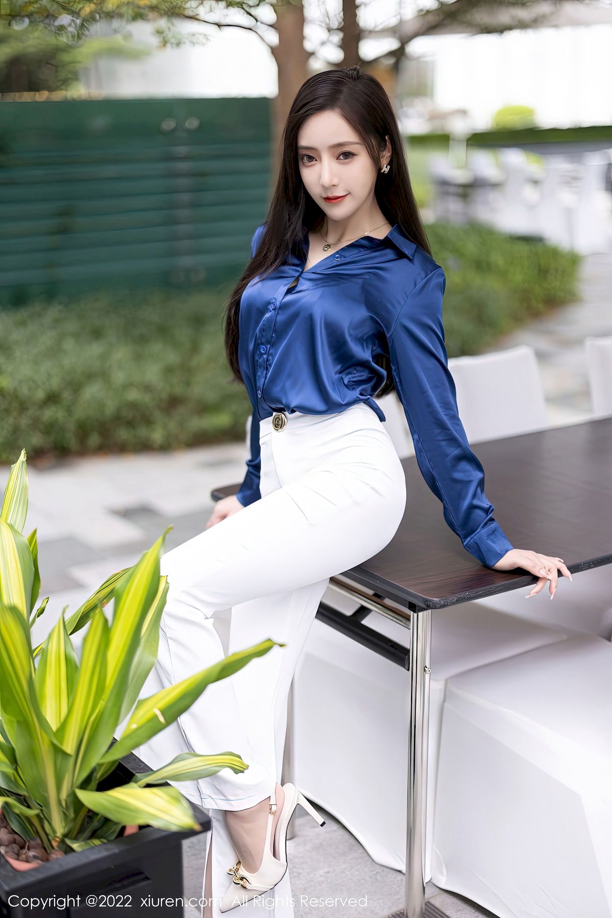 王馨瑶 - 蓝色上衣+简约白色长裤性感写真