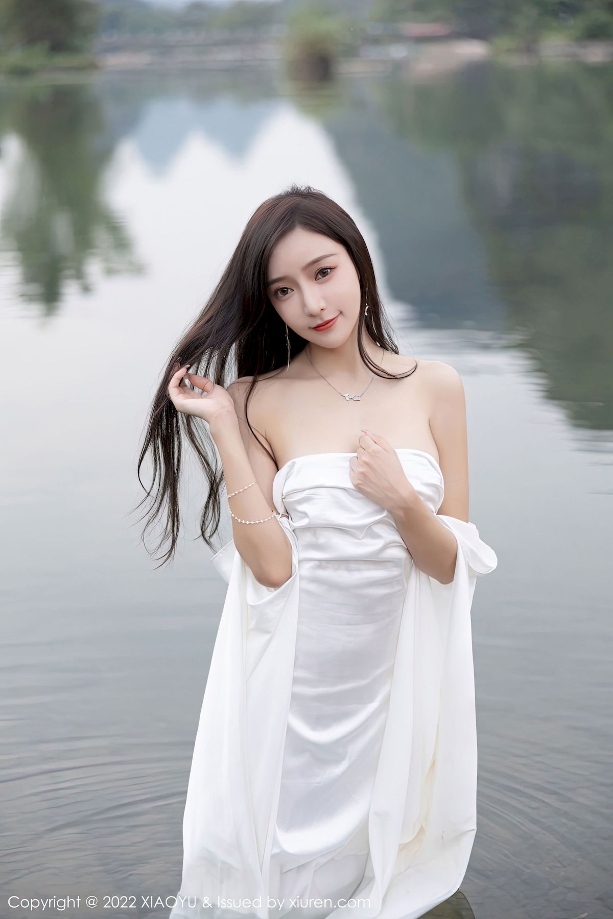 王馨瑶yanni - 白色露肩长裙+户外场景杭州旅拍