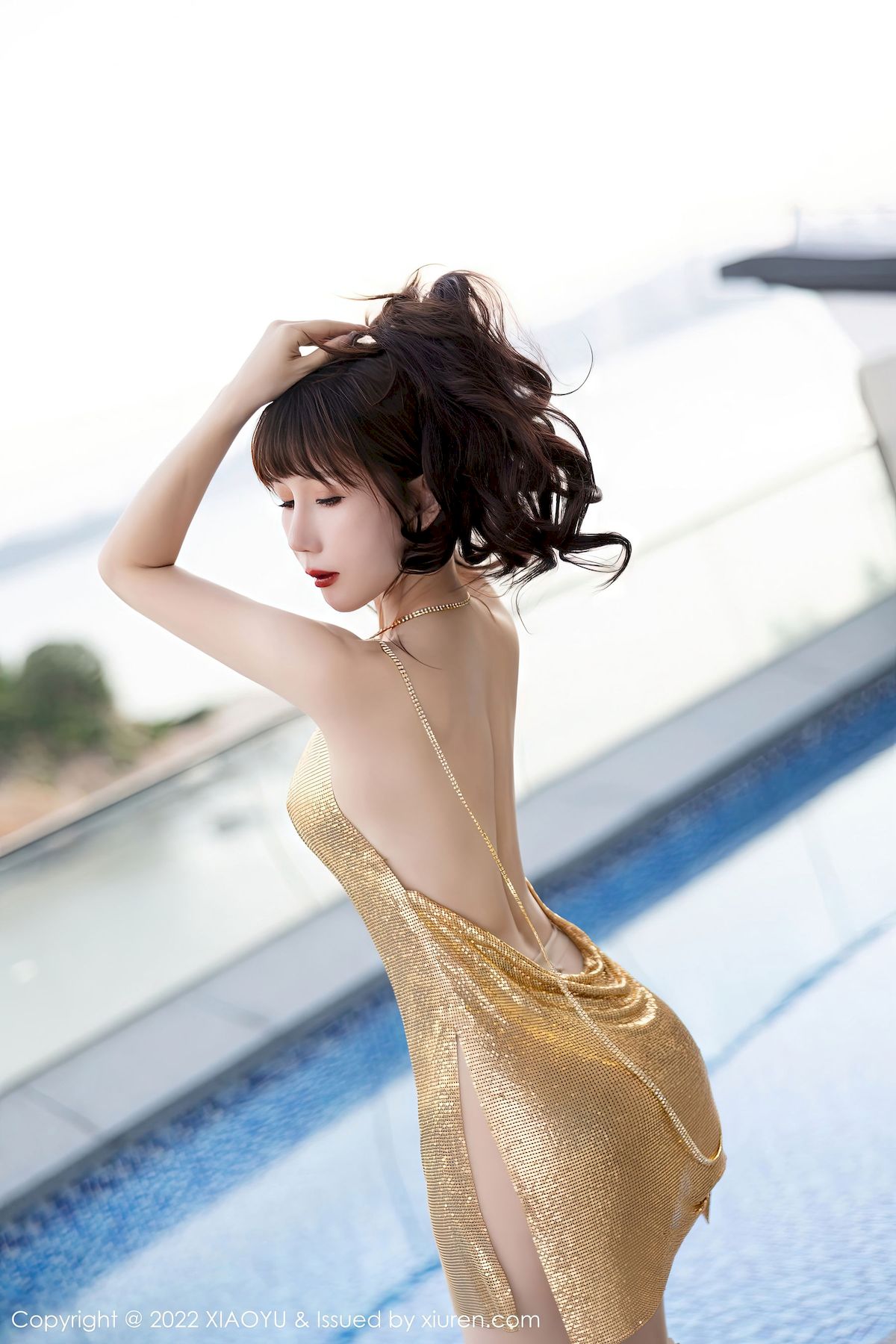 波巧酱 - 金色吊裙+泳池场景性感写真