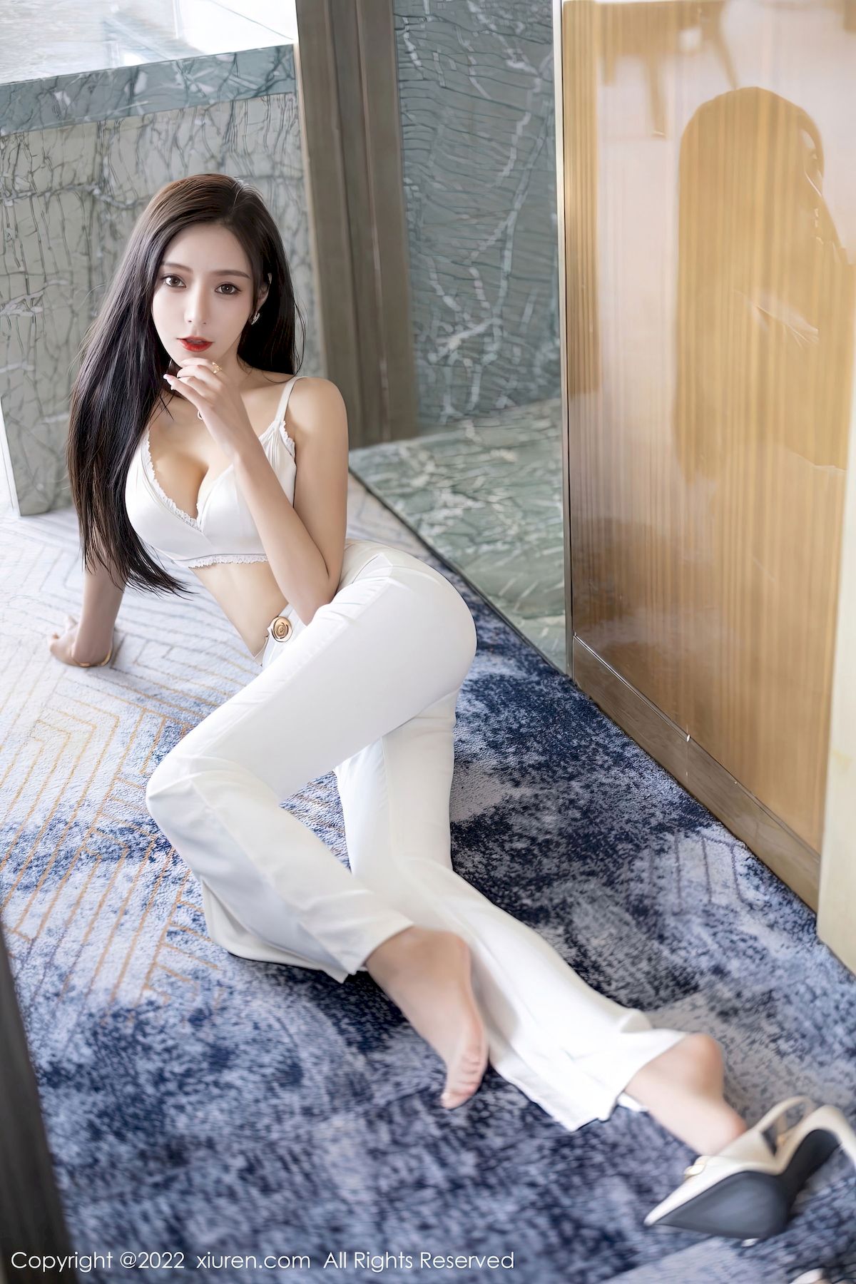 王馨瑶 - 蓝色上衣+简约白色长裤性感写真