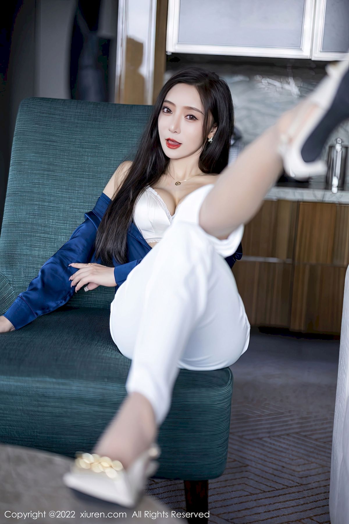 王馨瑶 - 蓝色上衣+简约白色长裤性感写真