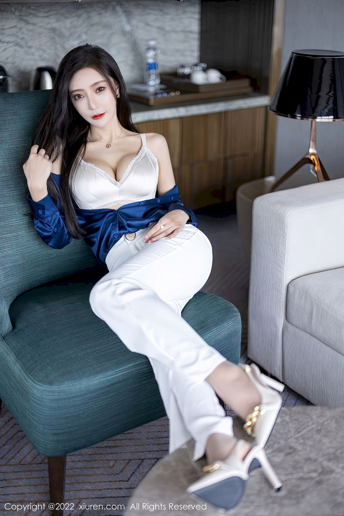 王馨瑶 - 蓝色上衣+简约白色长裤性感写真