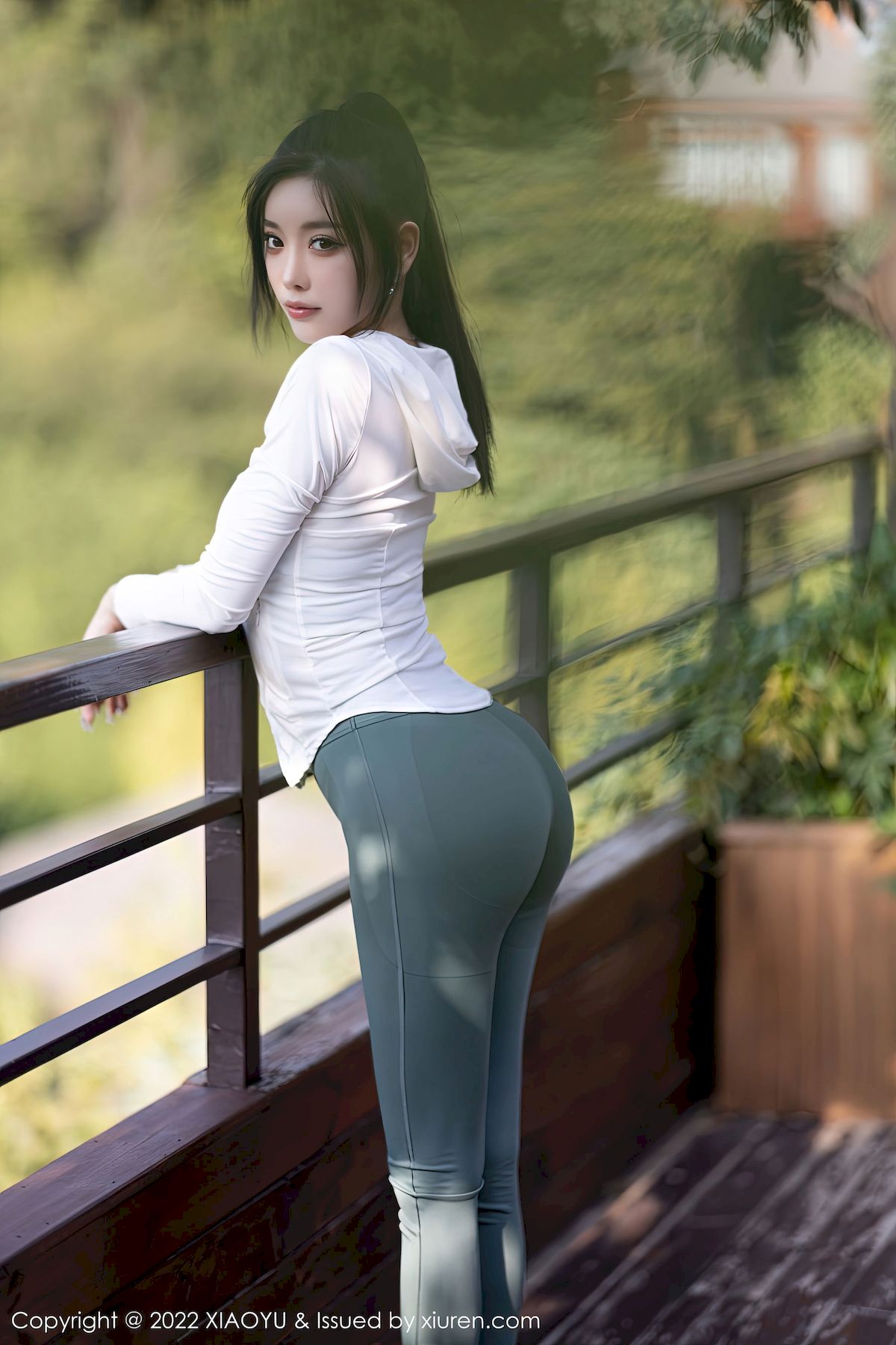 杨晨晨Yome - 白色外衣+绿灰色长裤杭州旅拍