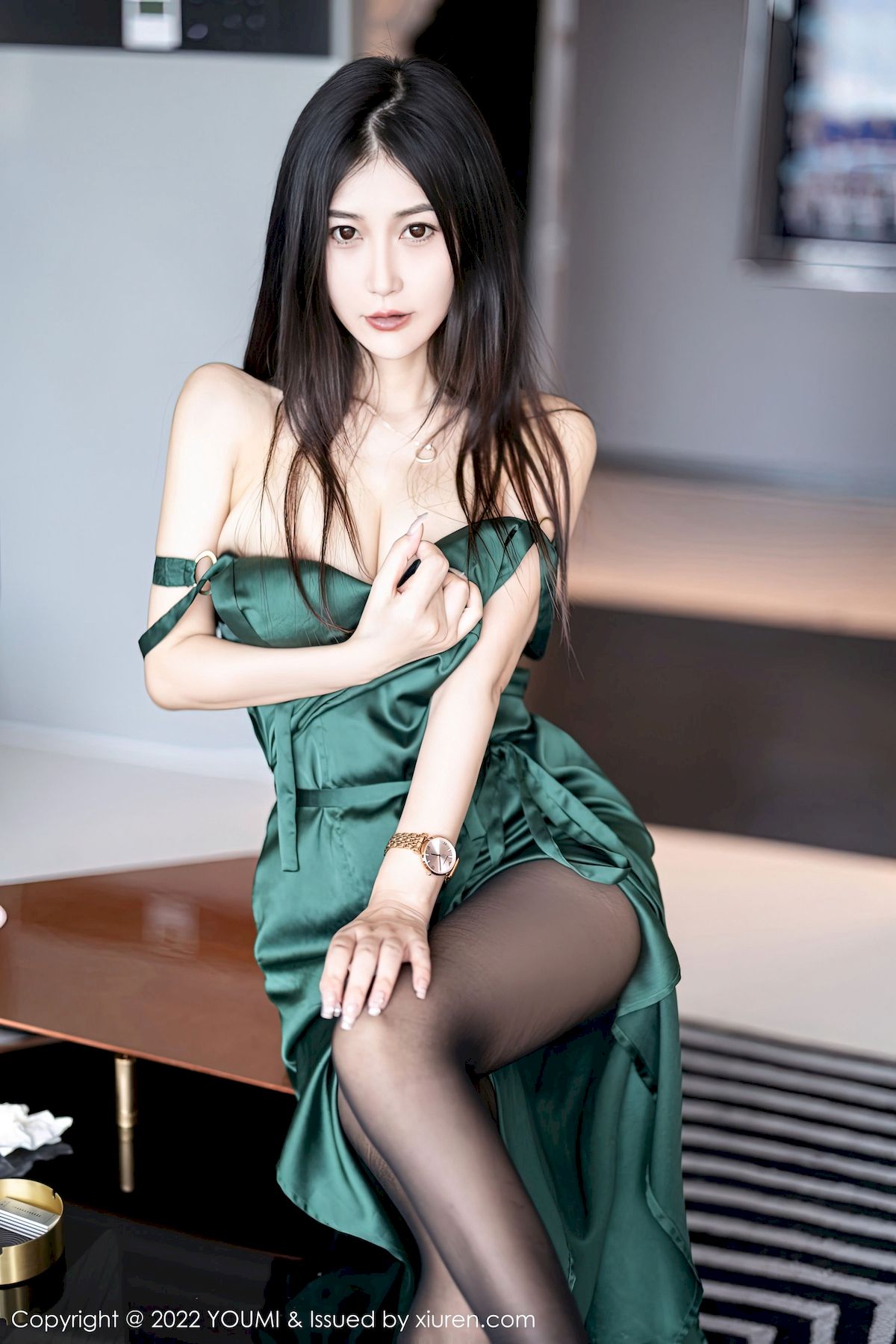 laura阿姣 - 暗绿色长裙+黑丝长腿性感写真