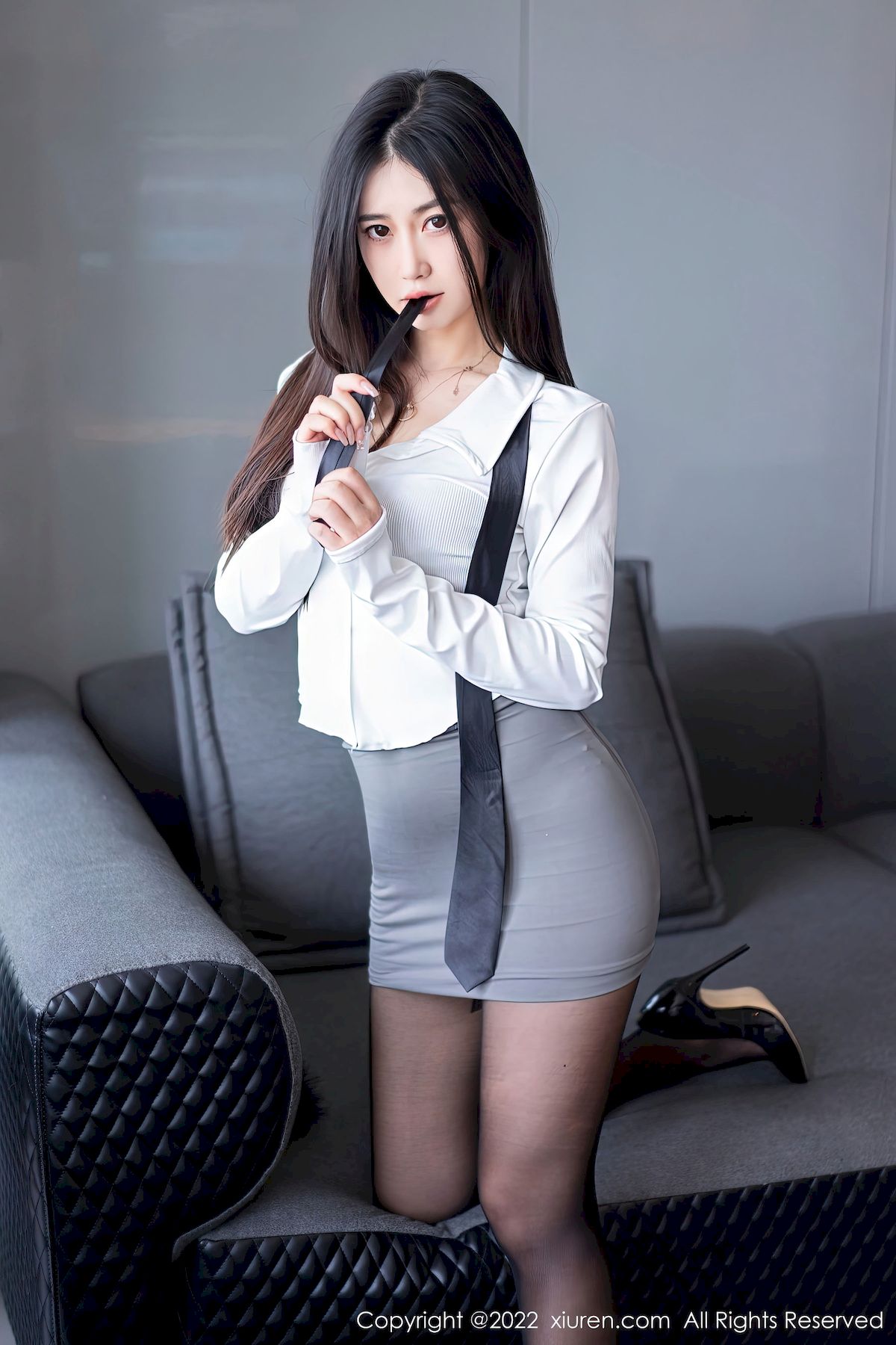laura阿姣 - 白色衬衫+灰色短裙性感写真
