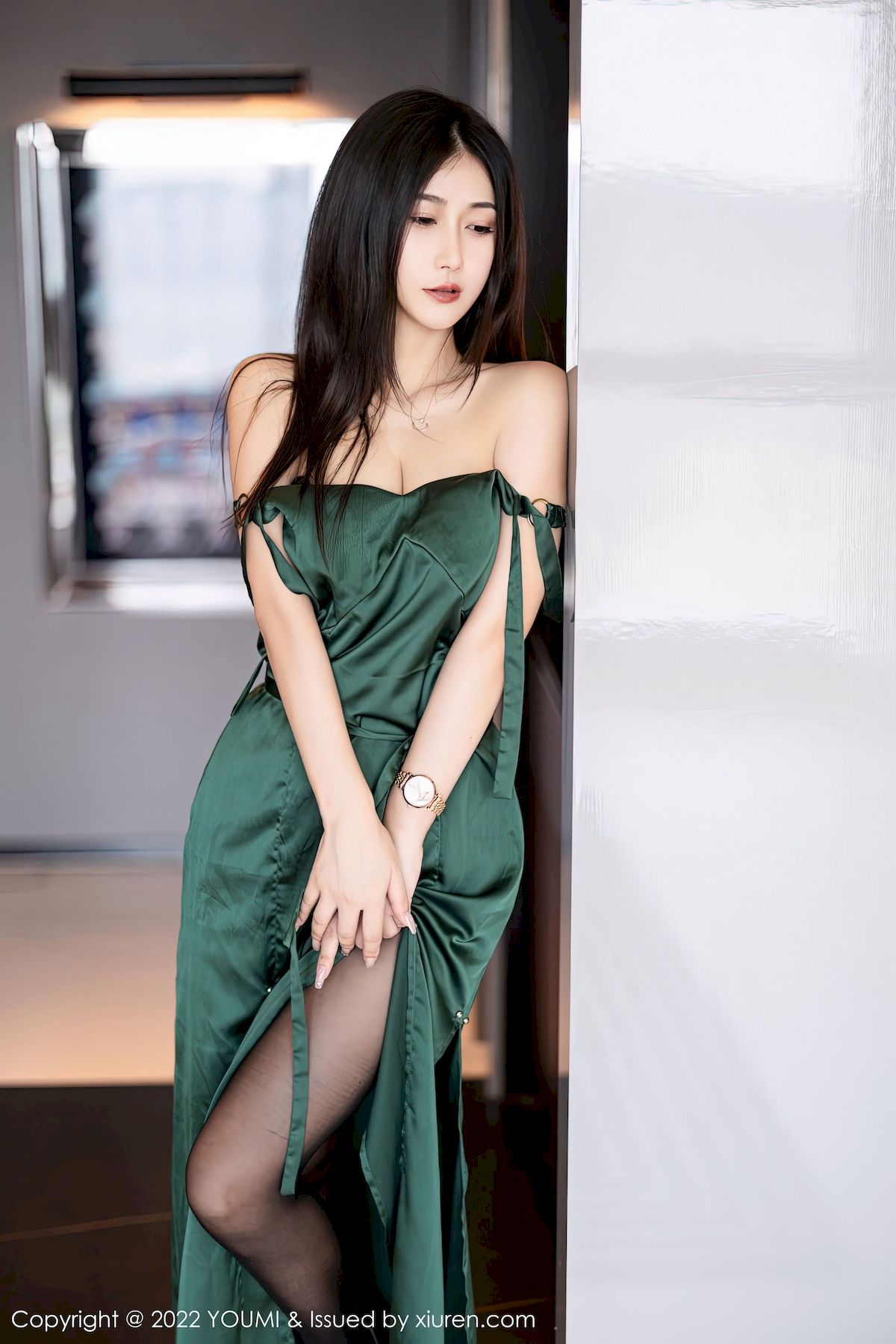 laura阿姣 - 暗绿色长裙+黑丝长腿性感写真