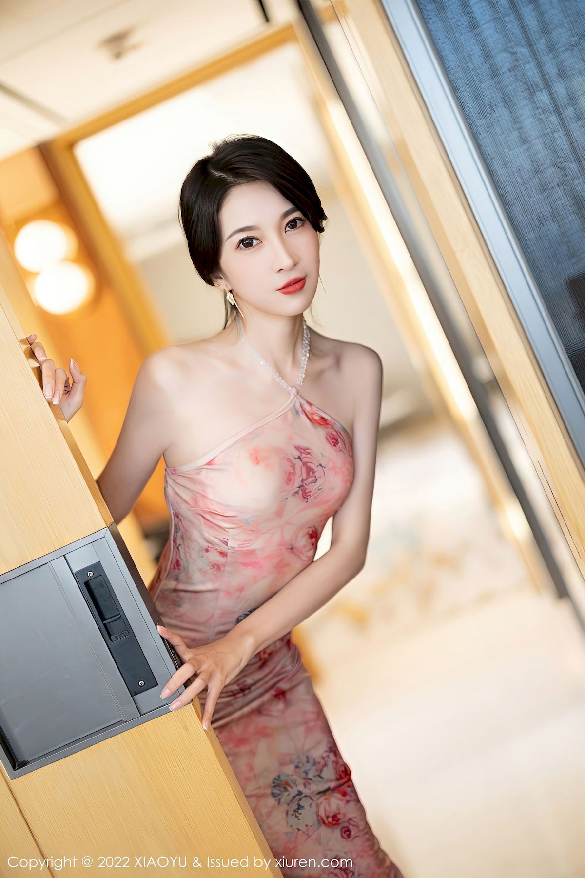 林乐一 - 浅色花纹长裙+原色丝袜性感写真