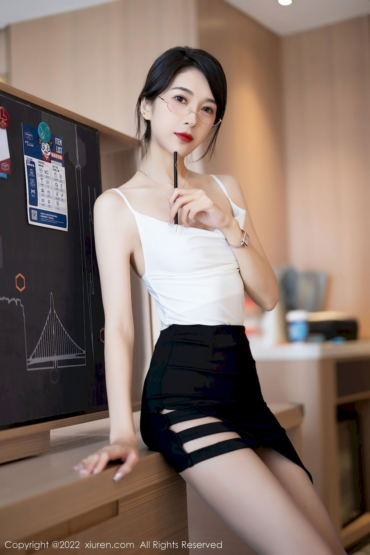 林乐一 - 白色吊带上衣+黑色短裙性感写真