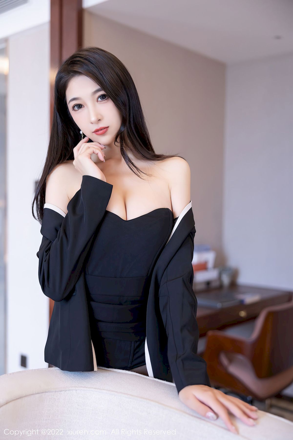 林乐一 - 职场OL制服+黑丝美腿性感写真