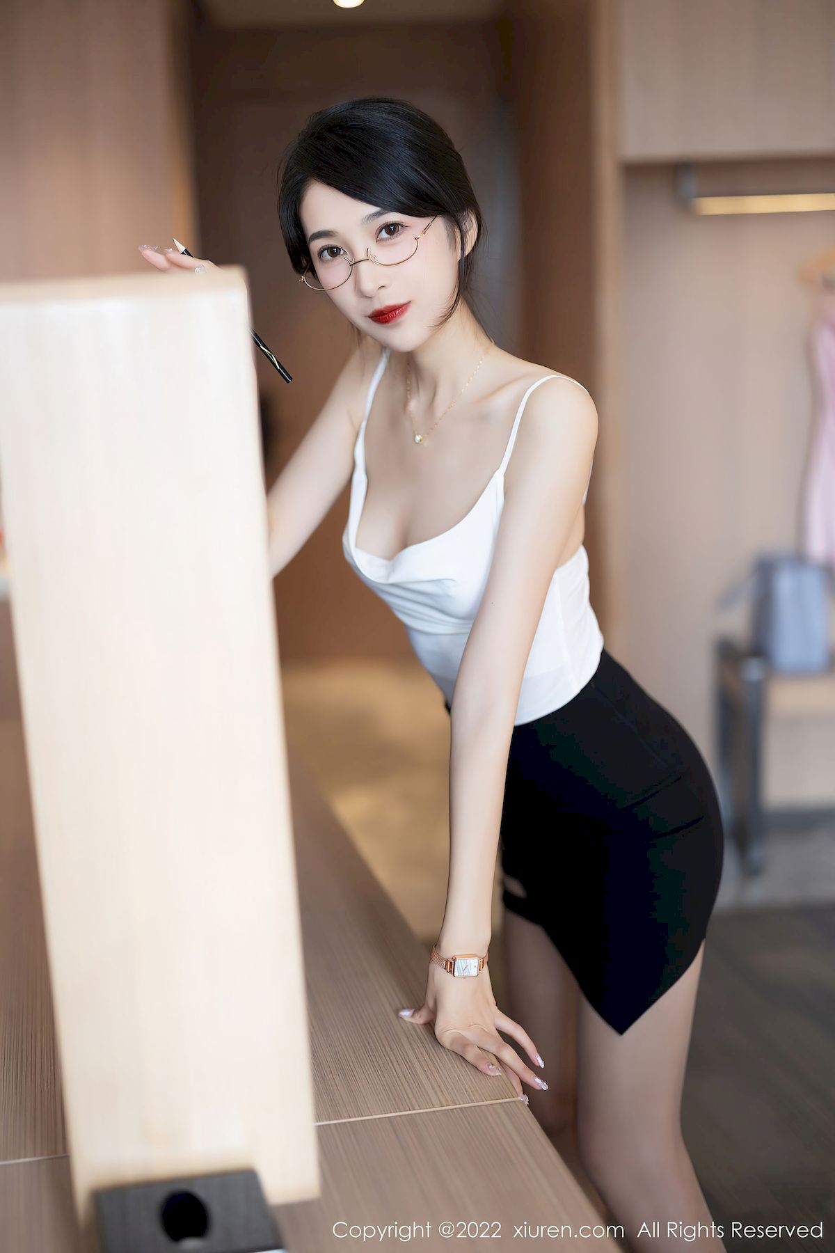 林乐一 - 白色吊带上衣+黑色短裙性感写真