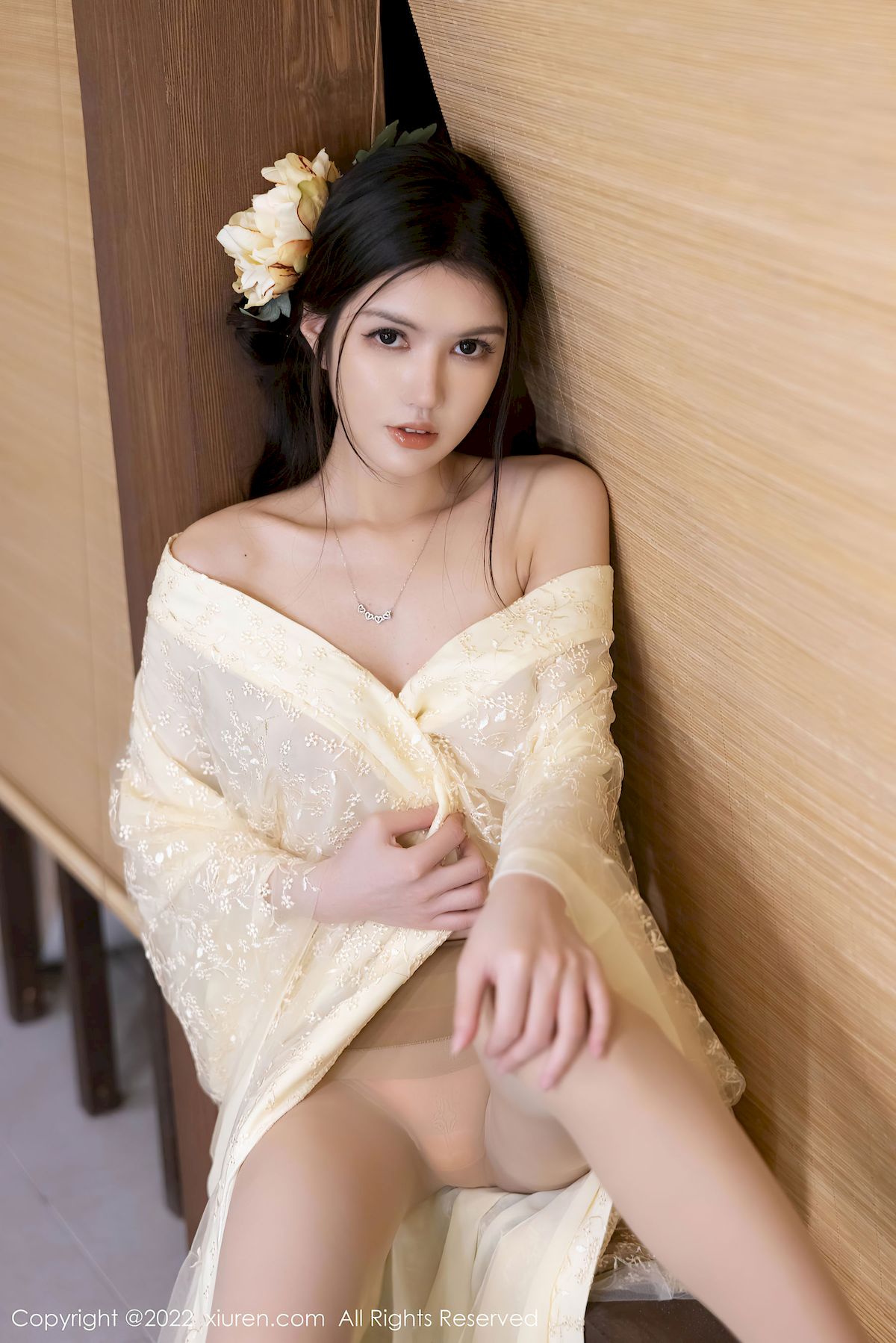 媛媛酱belle - 淡黄服饰+原色丝袜私房写真