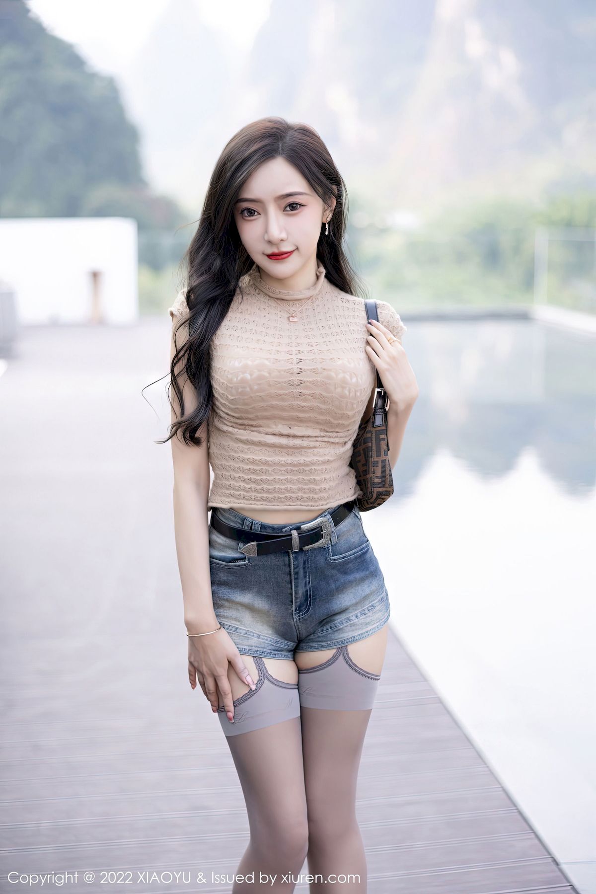 王馨瑶yanni - 浅色收身上衣+牛仔短裤杭州旅拍