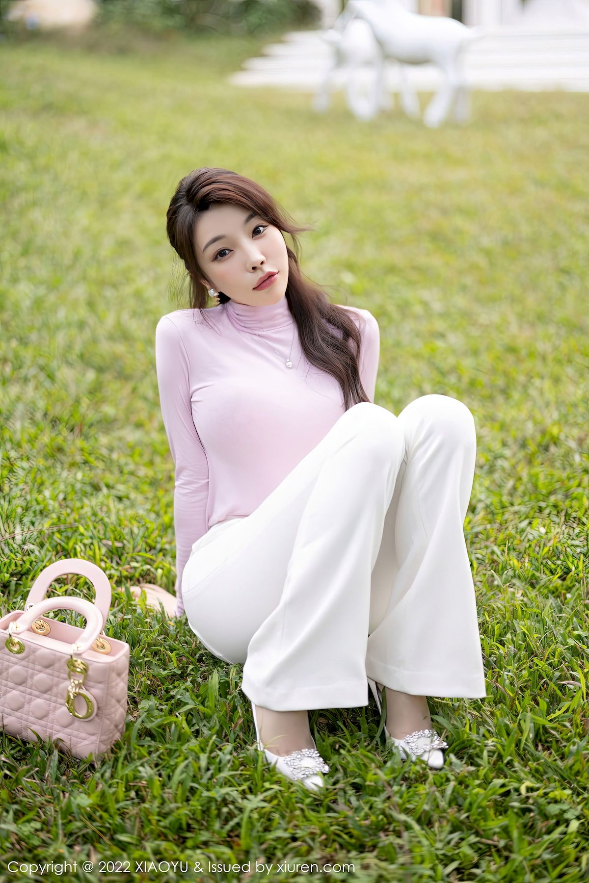 徐莉芝Booty - 浅紫色上衣+白色长裤性感写真
