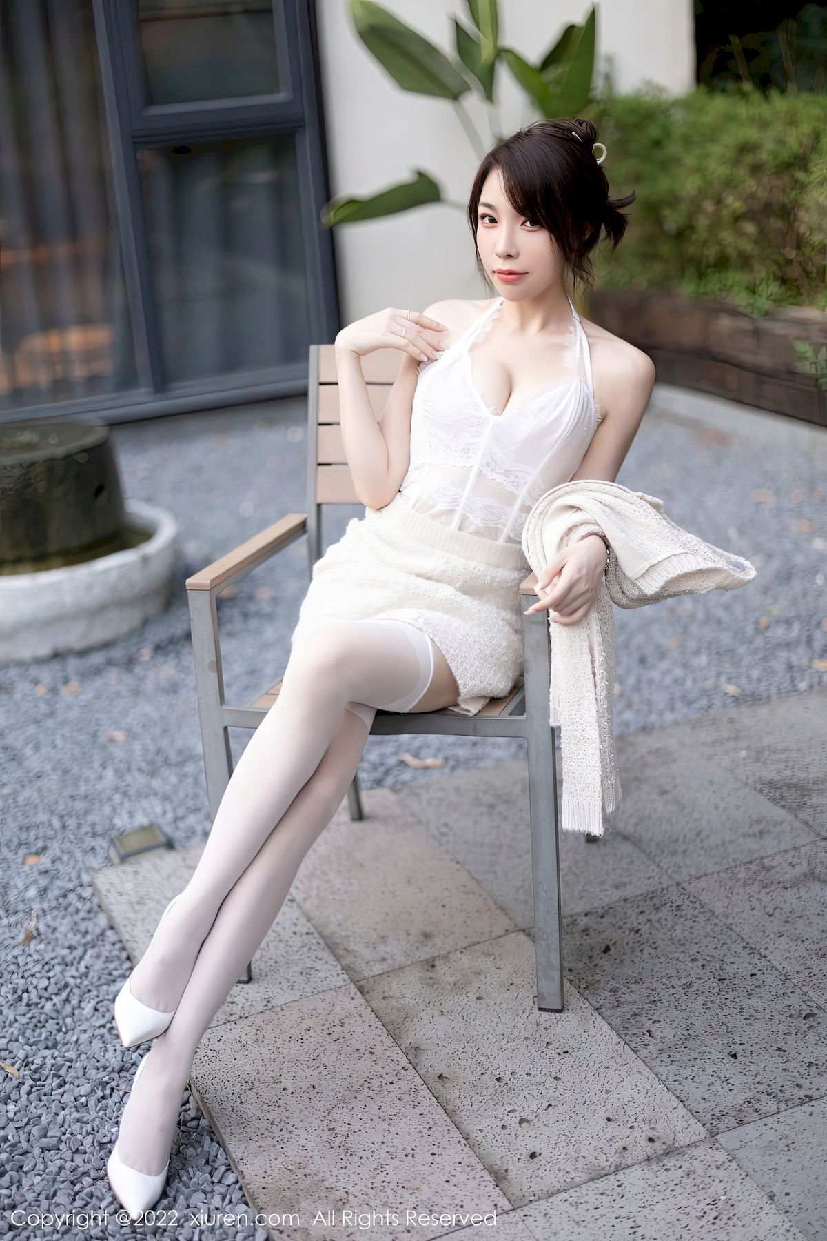 徐莉芝Booty - 米色服饰+白色丝袜性感写真