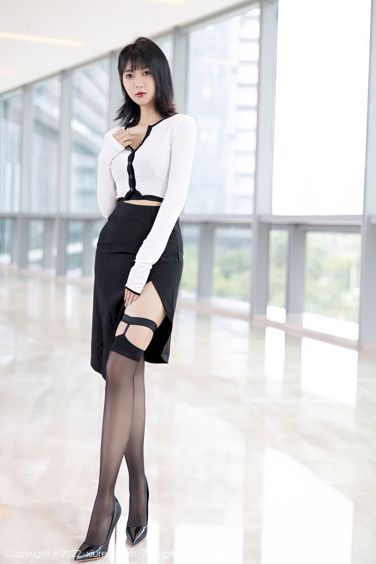 林子遥 - 白色轻透上衣+黑色短裙性感写真