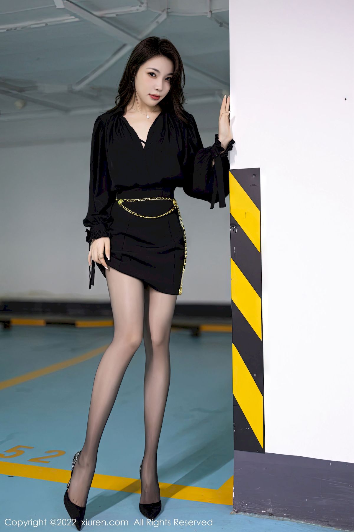 徐莉芝Booty - 黑色服饰+黑丝短裙性感写真
