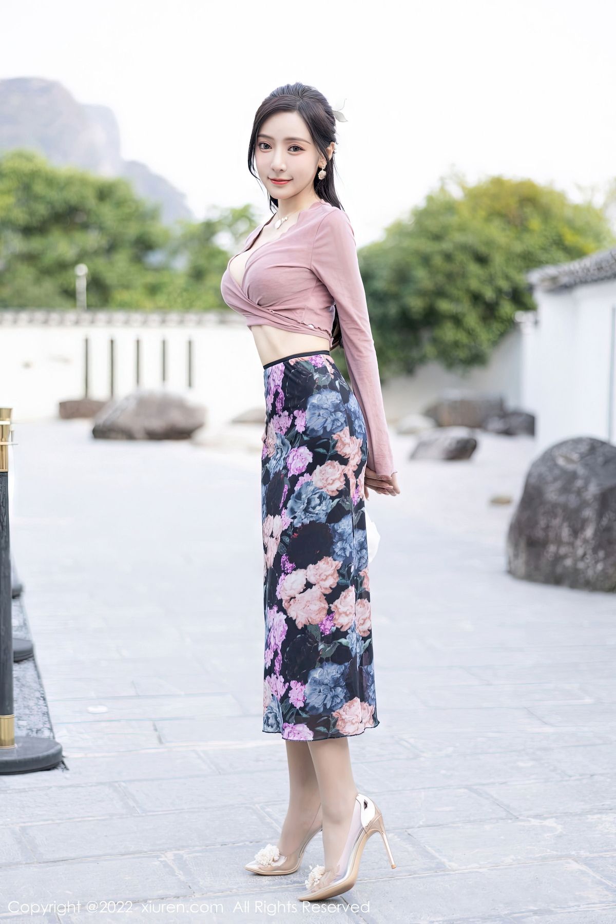 王馨瑶yanni - 粉灰色上衣+花色长裙性感写真