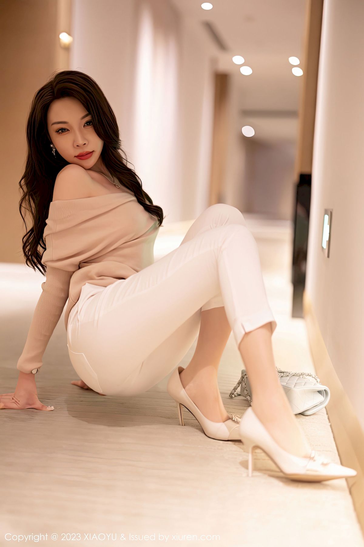 徐莉芝Booty - 暖色上衣+白色长裤性感写真
